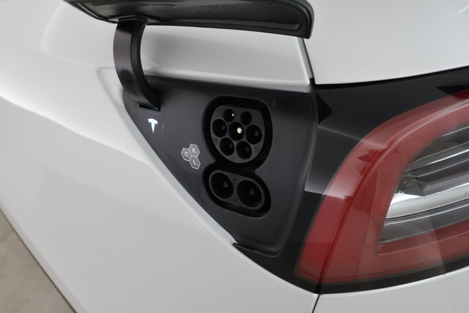 Tesla Model Y 2024 Performance - | ACC | ILP | Koukku | Matrix | Ryzen | Premium Audio | Lasikatto | Muistipenkki | Sähkönahat | P.kamera | Autosteer | 2x kaapelit | ALV |