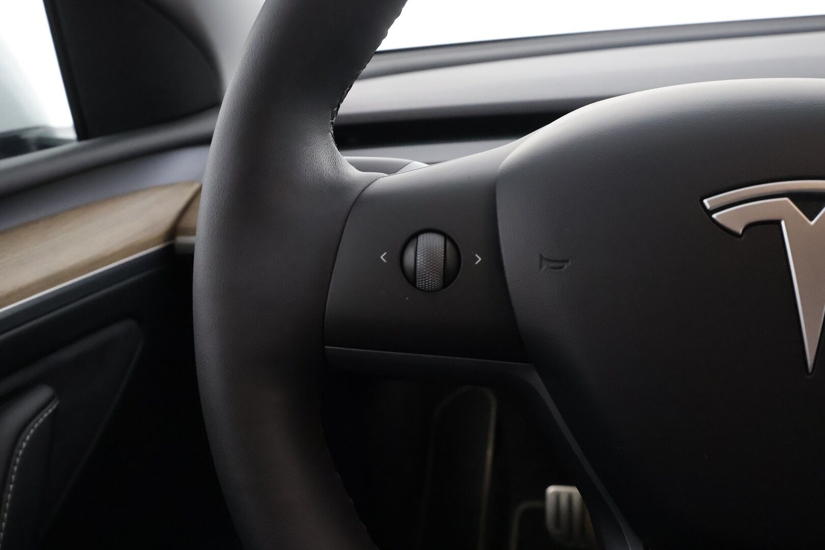 Tesla Model Y 2024 Performance - | ACC | ILP | Koukku | Matrix | Ryzen | Premium Audio | Lasikatto | Muistipenkki | Sähkönahat | P.kamera | Autosteer | 2x kaapelit | ALV |
