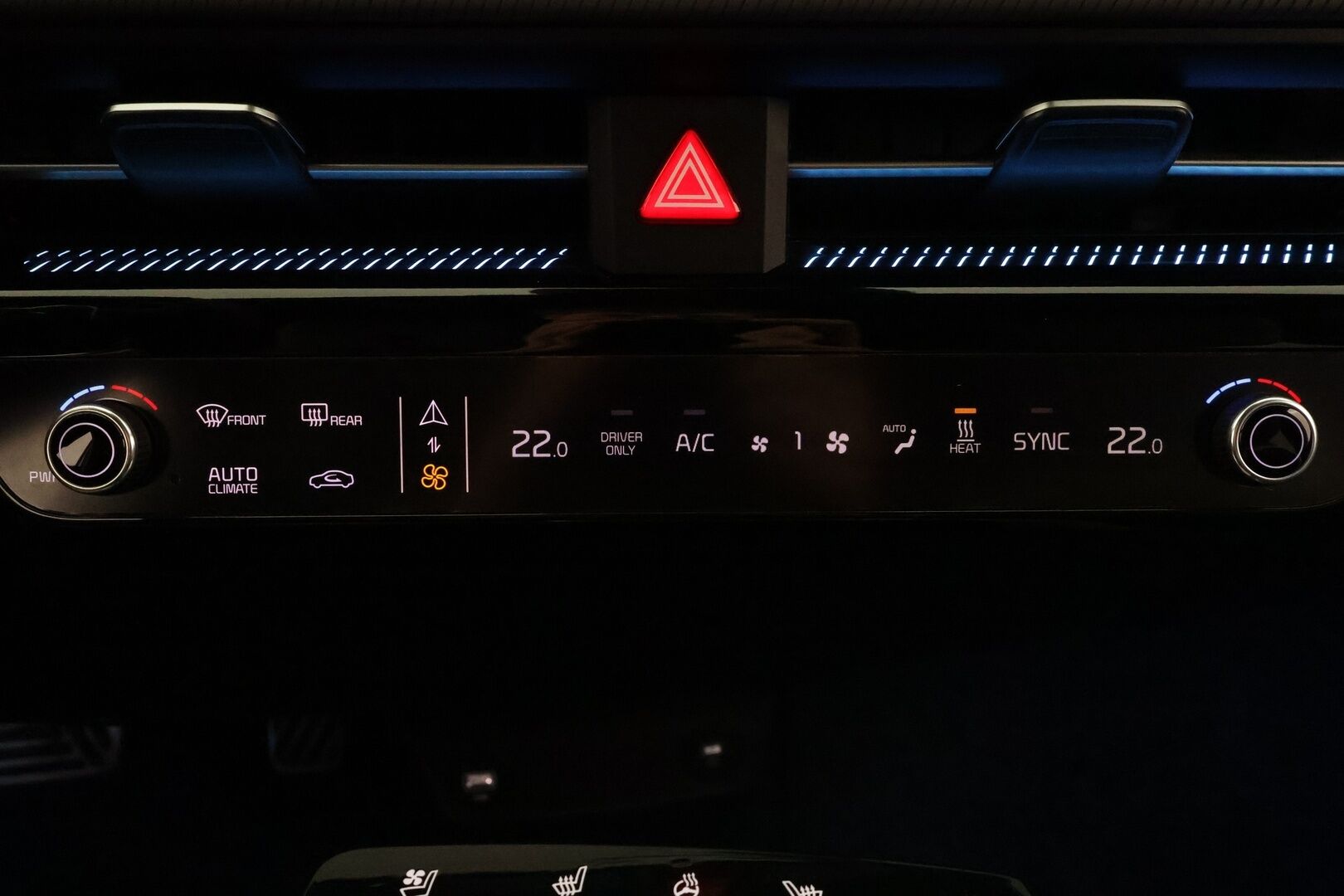 KIA EV6 2022 77,4kWh AWD GT-Line - | ACC | ILP | Koukku | Meridian | HUD | 360° | Ilm. relax penkit | Muistipenkki | Ambient light | Keyless | 2x renkaat aluin | Merkkihuollot |