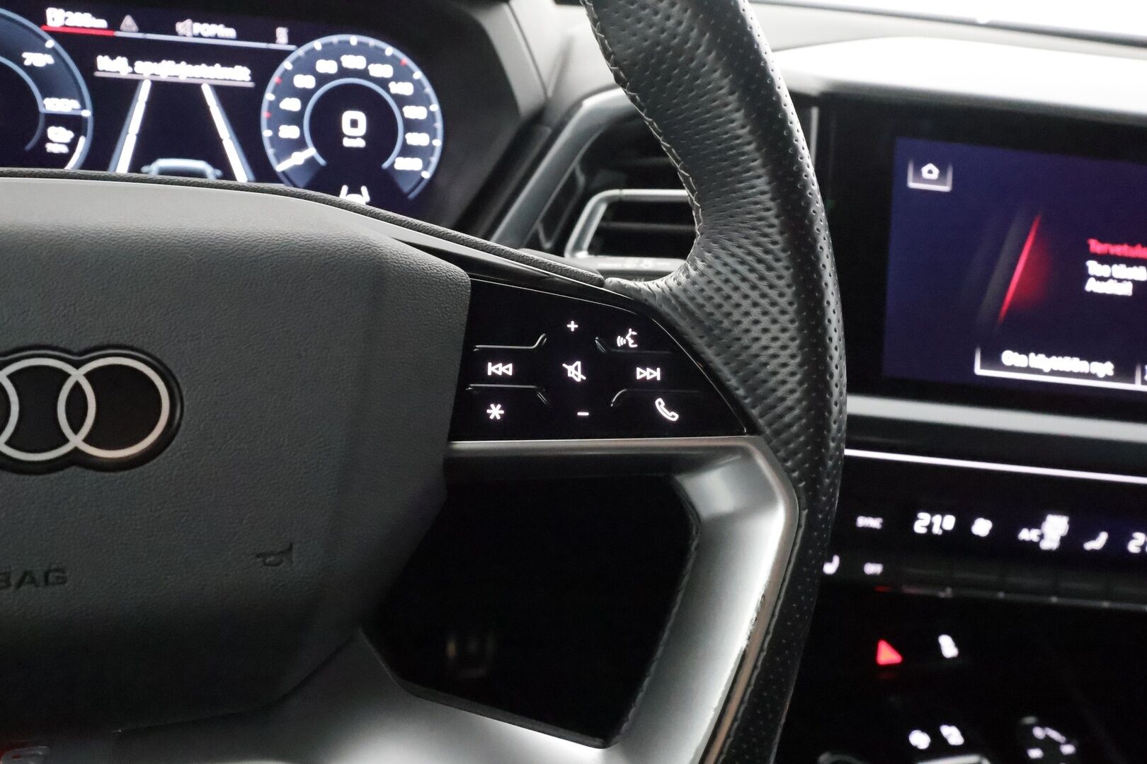 AUDI Q4 E-TRON 2023 40 e-tron S-line - | ACC | ILP | 2x S-Line | Puolinahat | Sporttipenkit | P.kamera | Kaistavahti | Digimittaristo | Sähk. takaluukku | 2x renkaat aluin | ALV |