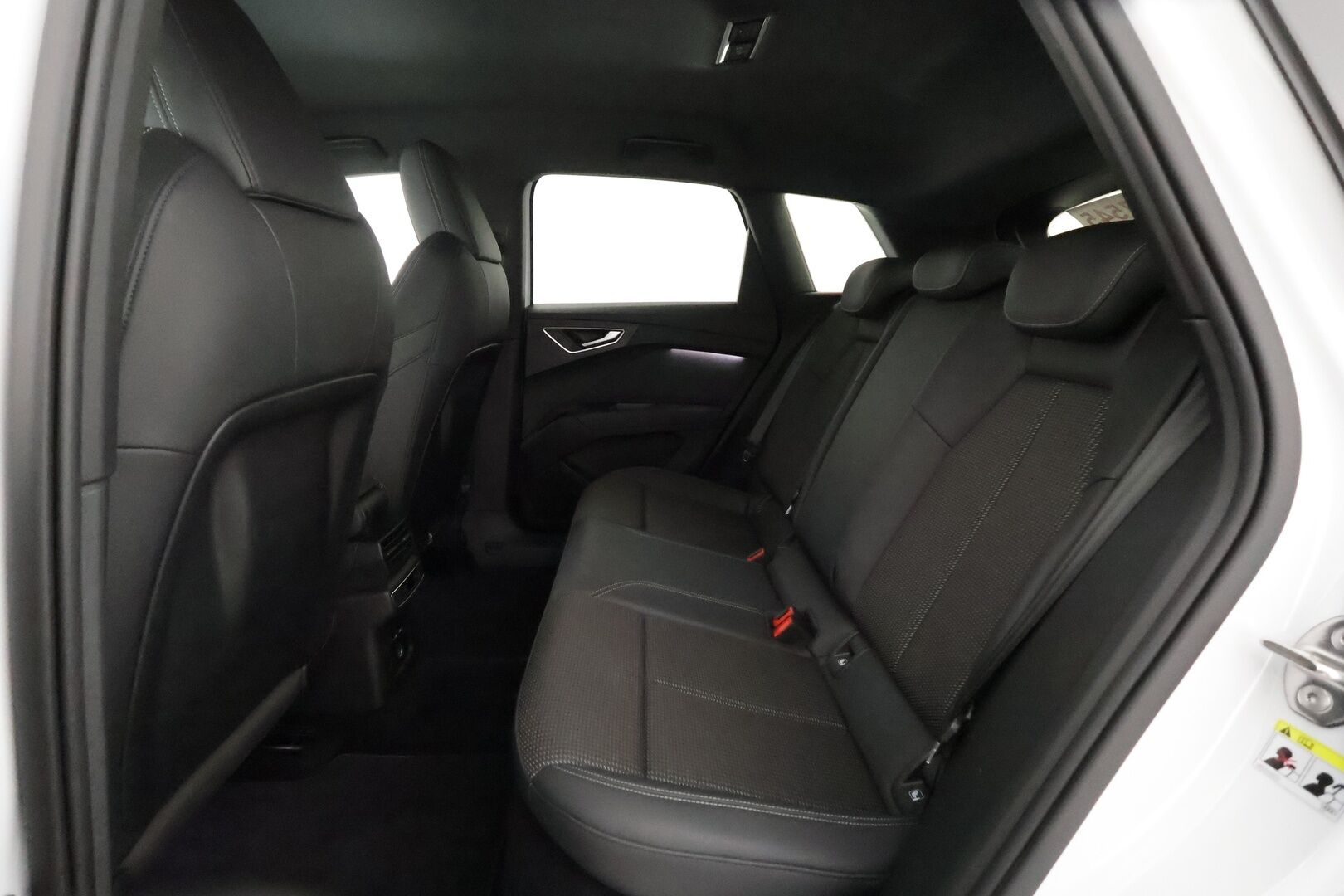AUDI Q4 E-TRON 2023 40 e-tron S-line - | ACC | ILP | 2x S-Line | Puolinahat | Sporttipenkit | P.kamera | Kaistavahti | Digimittaristo | Sähk. takaluukku | 2x renkaat aluin | ALV |