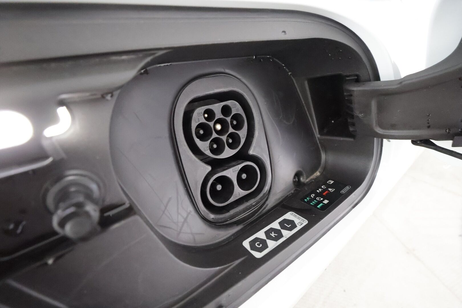 AUDI Q4 E-TRON 2023 40 e-tron S-line - | ACC | ILP | 2x S-Line | Puolinahat | Sporttipenkit | P.kamera | Kaistavahti | Digimittaristo | Sähk. takaluukku | 2x renkaat aluin | ALV |