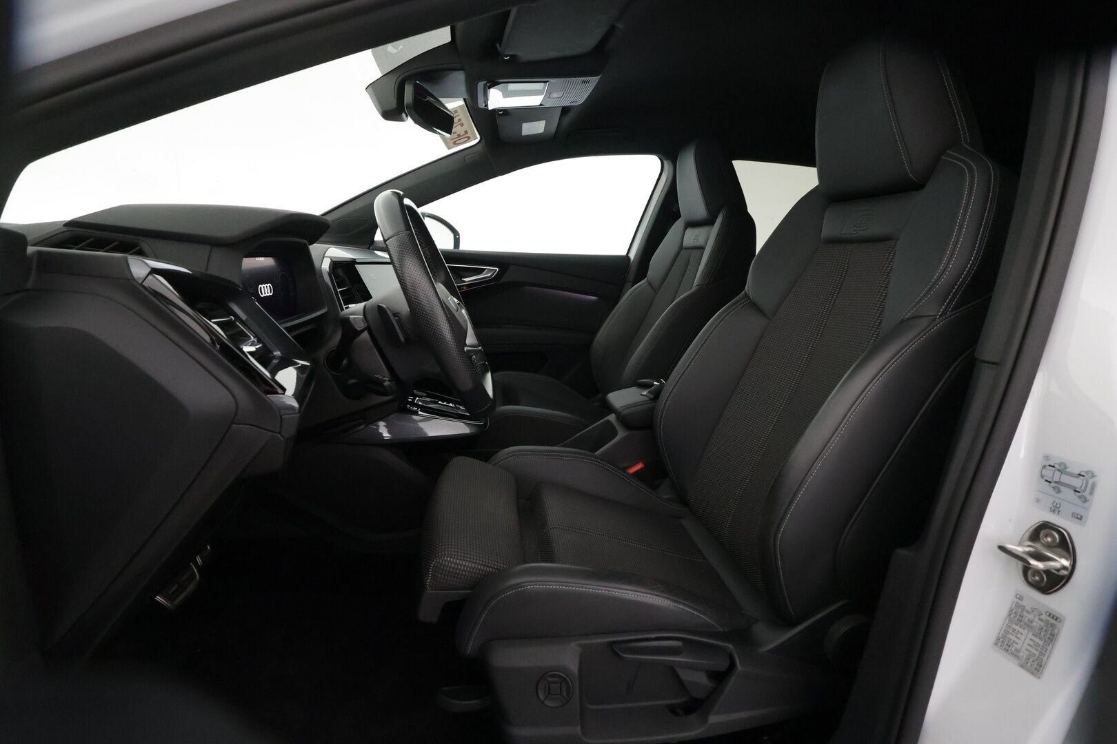 AUDI Q4 E-TRON 2023 40 e-tron S-line - | ACC | ILP | 2x S-Line | Puolinahat | Sporttipenkit | P.kamera | Kaistavahti | Digimittaristo | Sähk. takaluukku | 2x renkaat aluin | ALV |