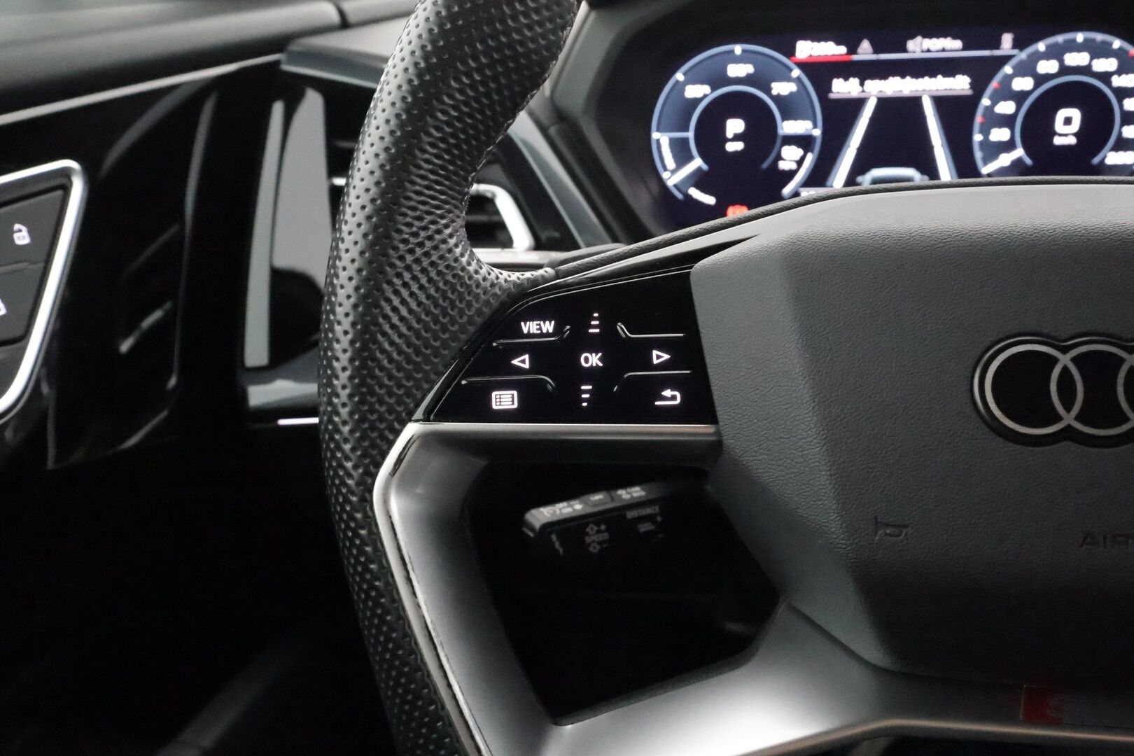 AUDI Q4 E-TRON 2023 40 e-tron S-line - | ACC | ILP | 2x S-Line | Puolinahat | Sporttipenkit | P.kamera | Kaistavahti | Digimittaristo | Sähk. takaluukku | 2x renkaat aluin | ALV |