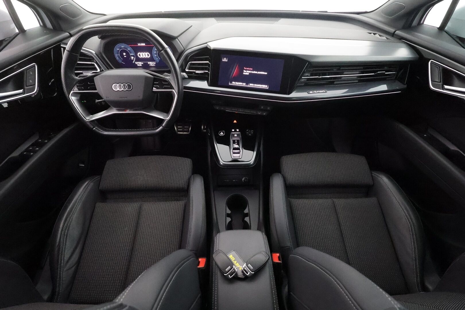 AUDI Q4 E-TRON 2023 40 e-tron S-line - | ACC | ILP | 2x S-Line | Puolinahat | Sporttipenkit | P.kamera | Kaistavahti | Digimittaristo | Sähk. takaluukku | 2x renkaat aluin | ALV |