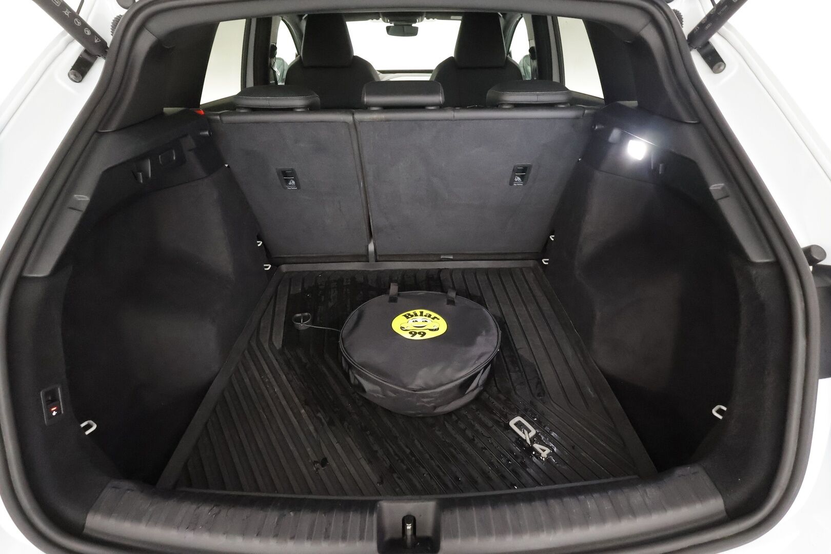 AUDI Q4 E-TRON 2023 40 e-tron S-line - | ACC | ILP | 2x S-Line | Puolinahat | Sporttipenkit | P.kamera | Kaistavahti | Digimittaristo | Sähk. takaluukku | 2x renkaat aluin | ALV |
