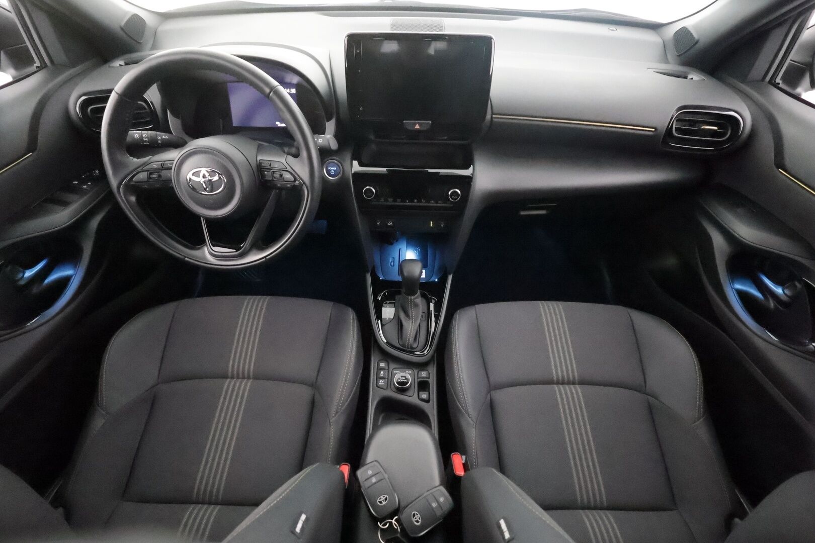 TOYOTA YARIS CROSS 2023 1,5 Hybrid AWD-i Premium - | ACC | Puolinahat | P.kamera ja tutkat | LED | Keyless | LTA | BSM | Lämm. ratti | Navi | Apple & Android | Langaton lataus | Merkkihuollot | 