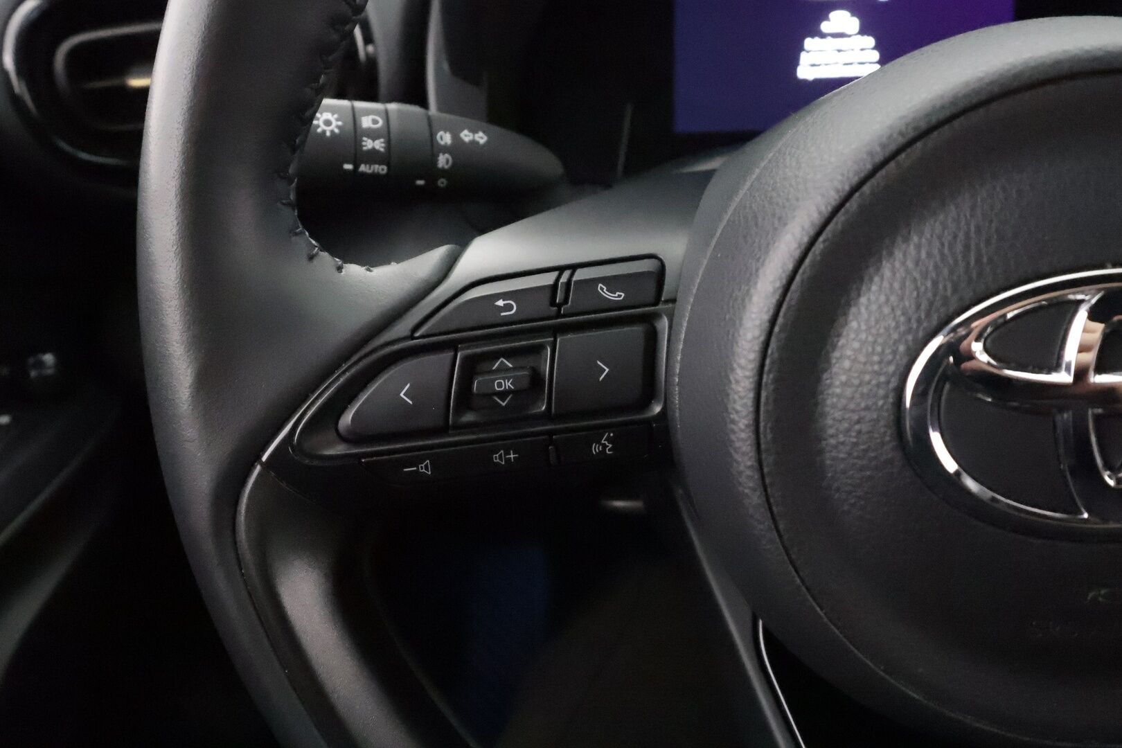 TOYOTA YARIS CROSS 2023 1,5 Hybrid AWD-i Premium - | ACC | Puolinahat | P.kamera ja tutkat | LED | Keyless | LTA | BSM | Lämm. ratti | Navi | Apple & Android | Langaton lataus | Merkkihuollot | 