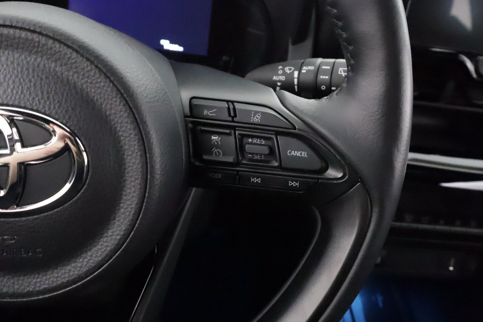 TOYOTA YARIS CROSS 2023 1,5 Hybrid AWD-i Premium - | ACC | Puolinahat | P.kamera ja tutkat | LED | Keyless | LTA | BSM | Lämm. ratti | Navi | Apple & Android | Langaton lataus | Merkkihuollot | 