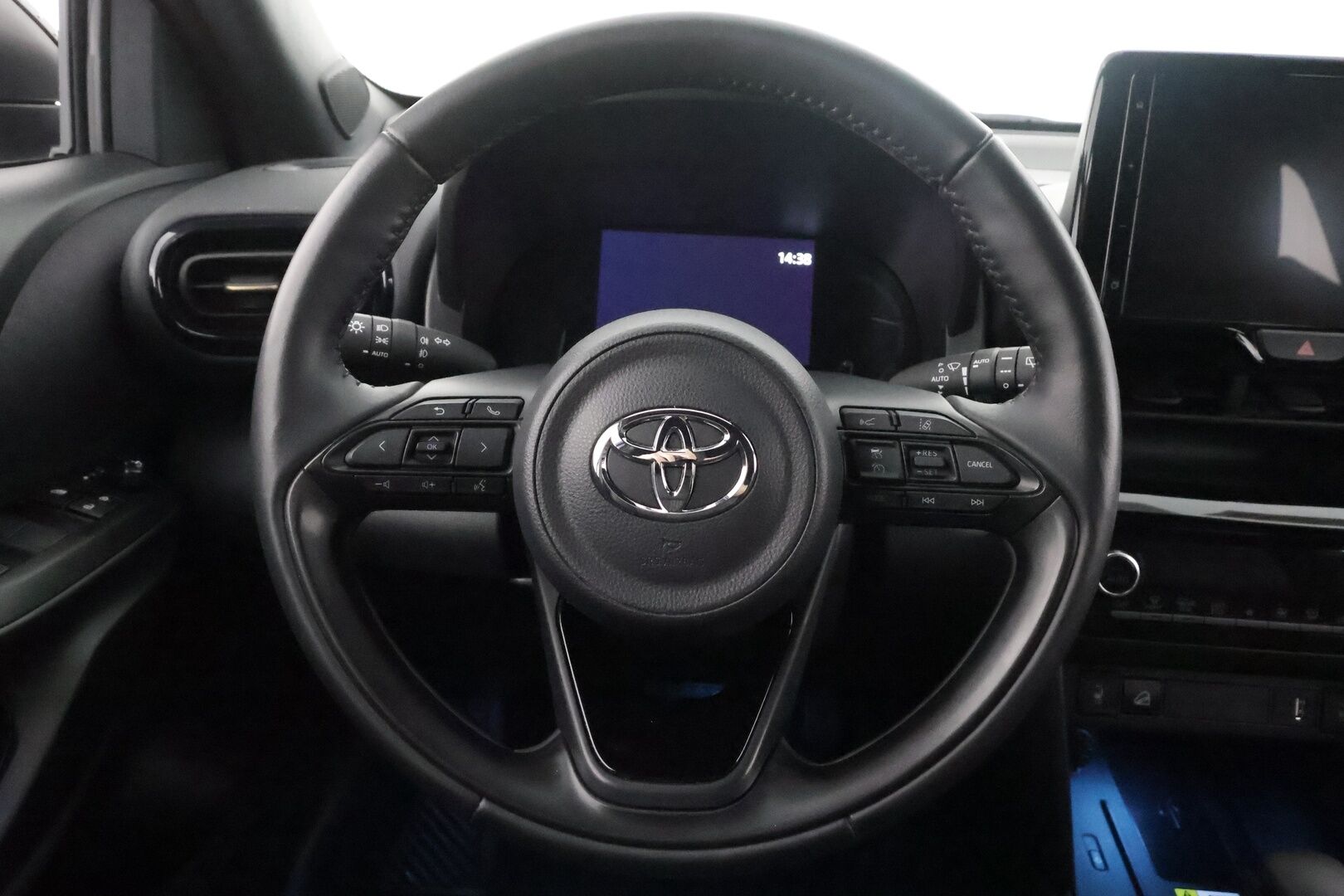 TOYOTA YARIS CROSS 2023 1,5 Hybrid AWD-i Premium - | ACC | Puolinahat | P.kamera ja tutkat | LED | Keyless | LTA | BSM | Lämm. ratti | Navi | Apple & Android | Langaton lataus | Merkkihuollot | 