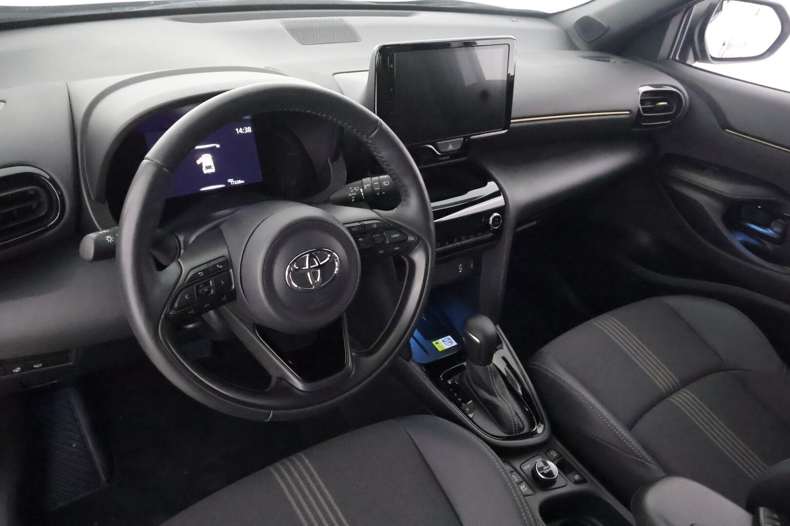 TOYOTA YARIS CROSS 2023 1,5 Hybrid AWD-i Premium - | ACC | Puolinahat | P.kamera ja tutkat | LED | Keyless | LTA | BSM | Lämm. ratti | Navi | Apple & Android | Langaton lataus | Merkkihuollot | 