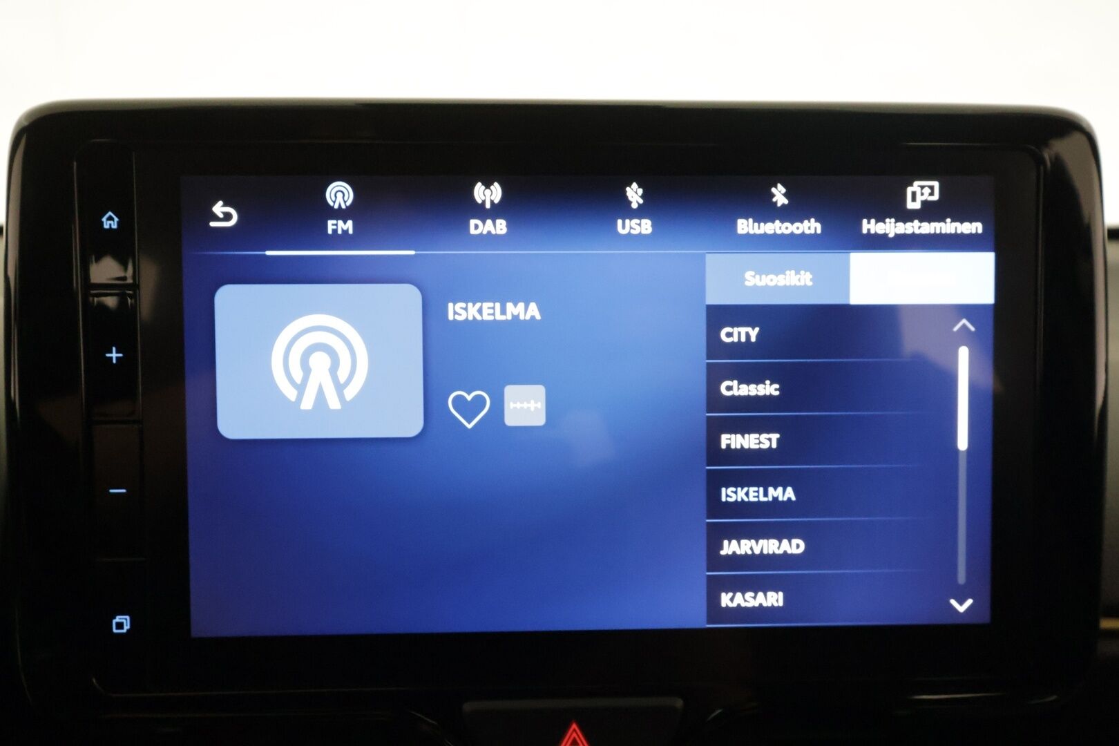 TOYOTA YARIS CROSS 2023 1,5 Hybrid AWD-i Premium - | ACC | Puolinahat | P.kamera ja tutkat | LED | Keyless | LTA | BSM | Lämm. ratti | Navi | Apple & Android | Langaton lataus | Merkkihuollot | 