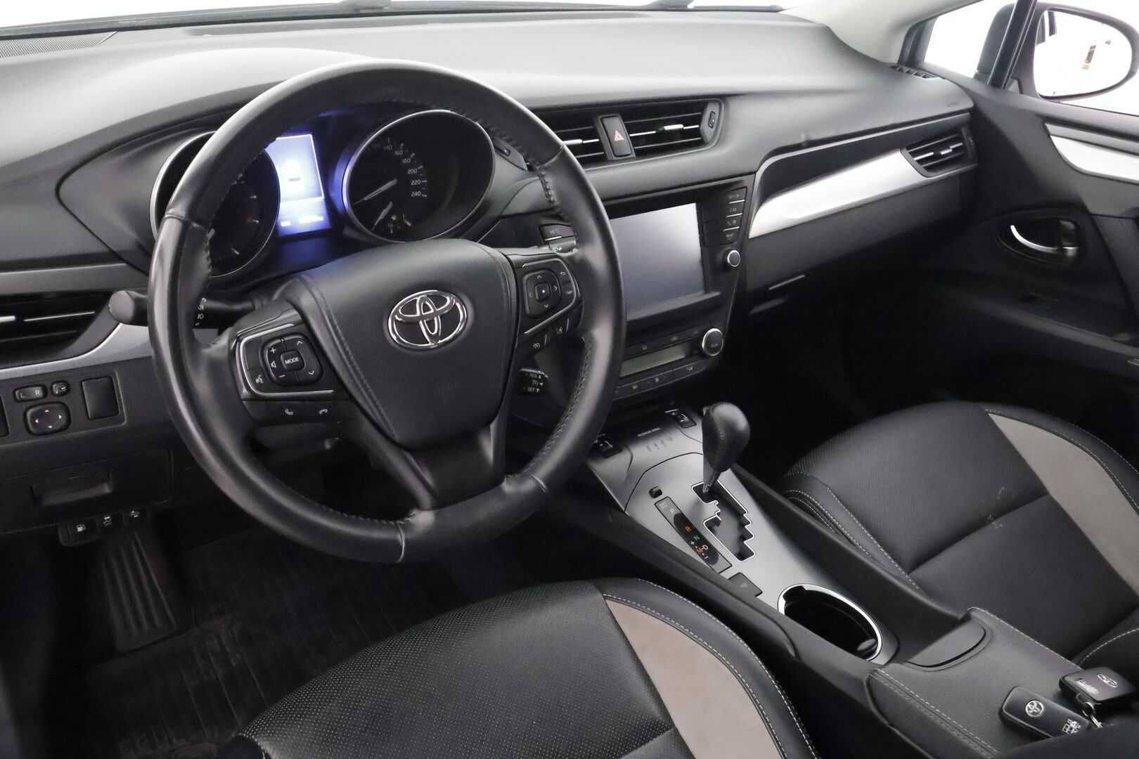 Toyota Avensis 2017 1,8 Valvematic Premium Touring Sports - | Vakkari | Lohko | Puolinahat | P.Kamera | Keyless | Lämmitettävät Pyyhkijät | Kahdet Renkaat |