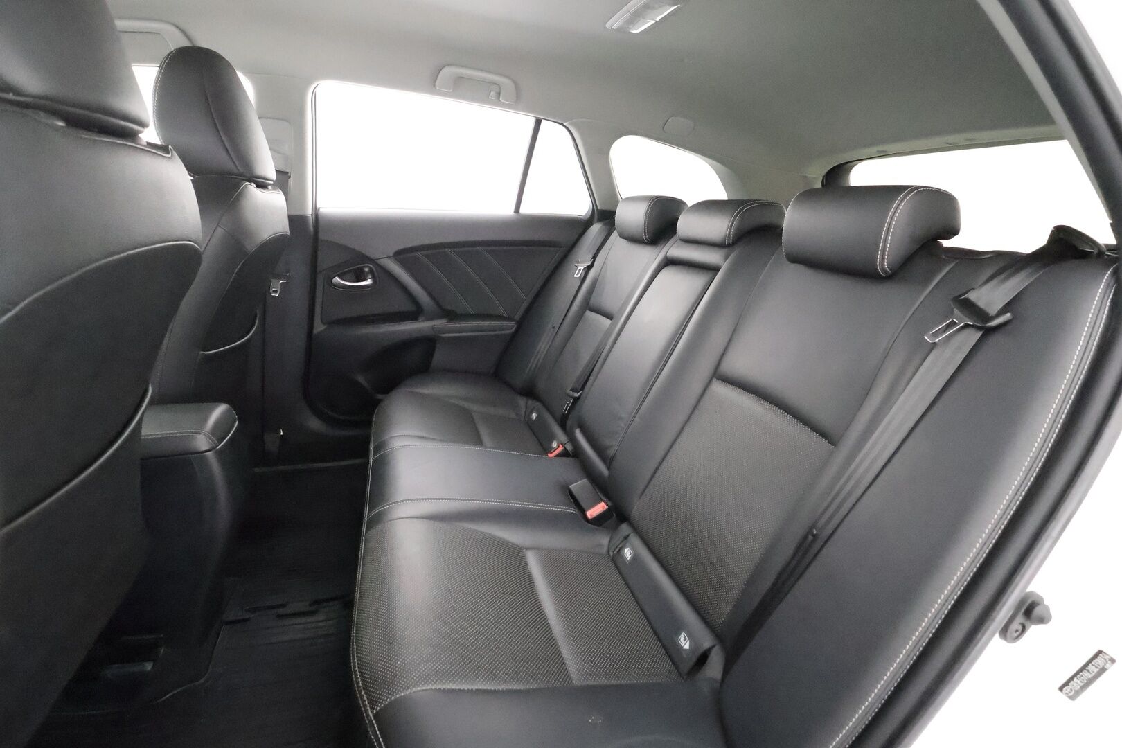 Toyota Avensis 2017 1,8 Valvematic Premium Touring Sports - | Vakkari | Lohko | Puolinahat | P.Kamera | Keyless | Lämmitettävät Pyyhkijät | Kahdet Renkaat |