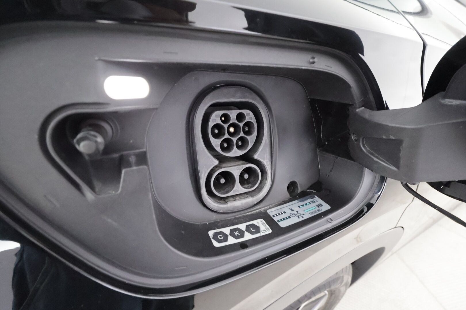 VOLKSWAGEN ID.4 2023 Pro Performance 150 kW, akku 77 kWh - | ILP | Koukku | ACC | P.tutkat | LED | Hierovat Sporttipenkit Muistilla | Kaistavahti | Navi | Digimittaristo | Kahdet renkaat | Merkkihuollot |
