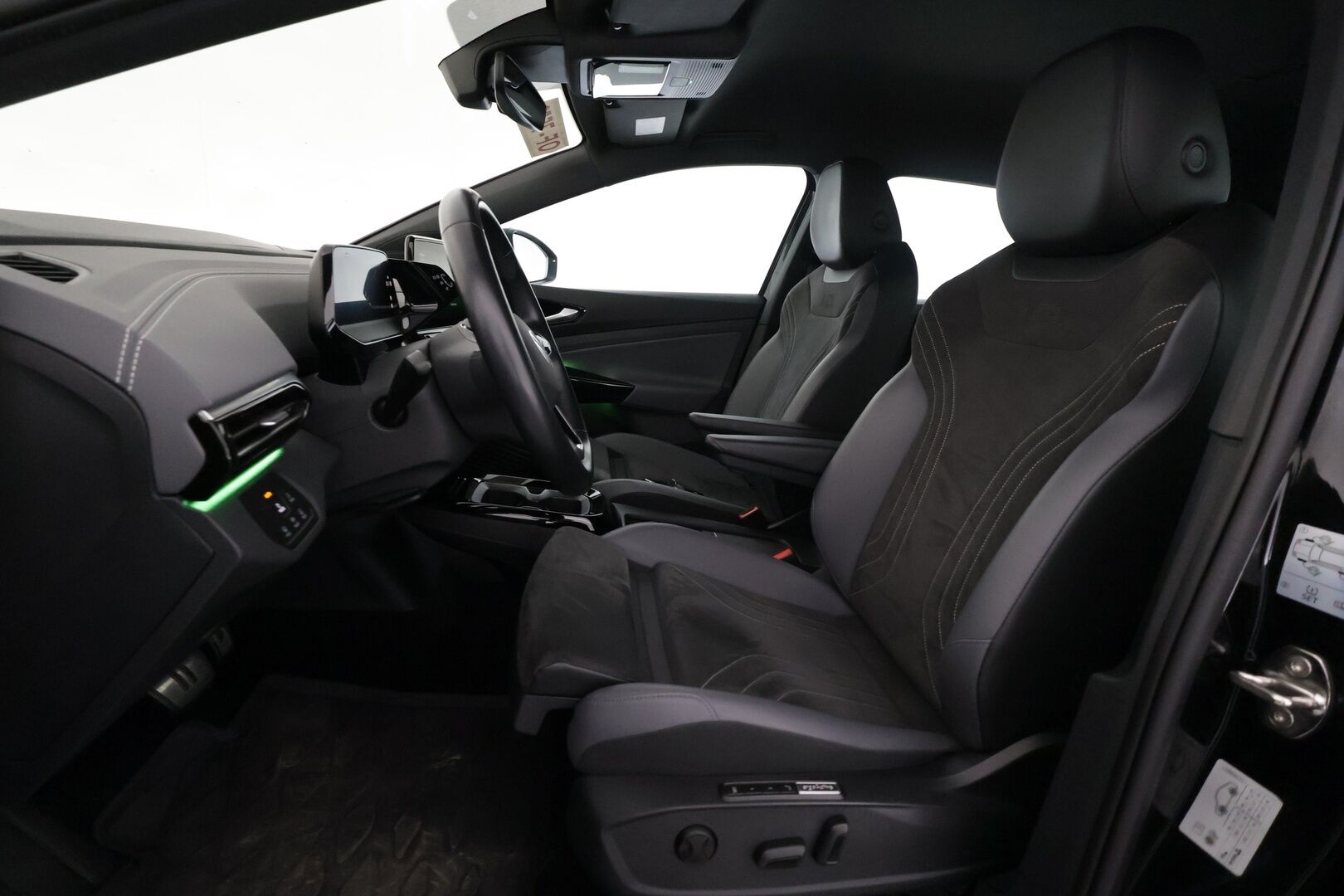VOLKSWAGEN ID.4 2023 Pro Performance 150 kW, akku 77 kWh - | ILP | Koukku | ACC | P.tutkat | LED | Hierovat Sporttipenkit Muistilla | Kaistavahti | Navi | Digimittaristo | Kahdet renkaat | Merkkihuollot |