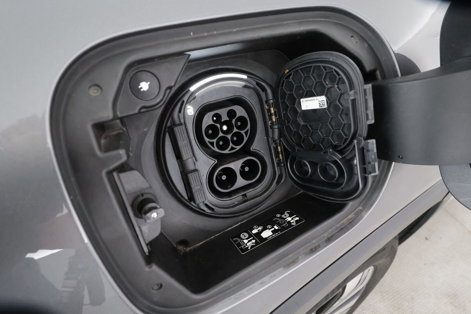 MERCEDES-BENZ EQB 2023 300 4Matic 7p - | Distronic+ | Lisälämmitin | Panorama | Puolinahat | Widescreen | Keyless | P.Kamera | LED High Performance | Keyless | Kahdet Renkaat |