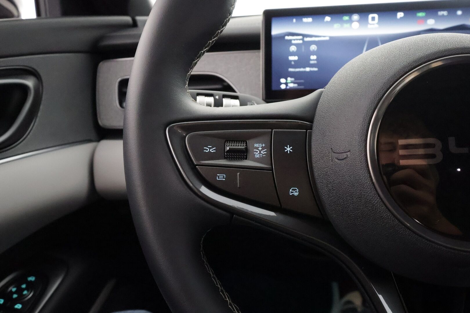 BYD SEAL 6 DM-i 2025 Touring Comfort - | ACC | Nahkaverhoilu | Sähköpenkit | P.kamera | Keyless | LED | Lane Assist | BSM | RCTA | Apple & Android | Sähk. takaluukku | Digimittaristo | 