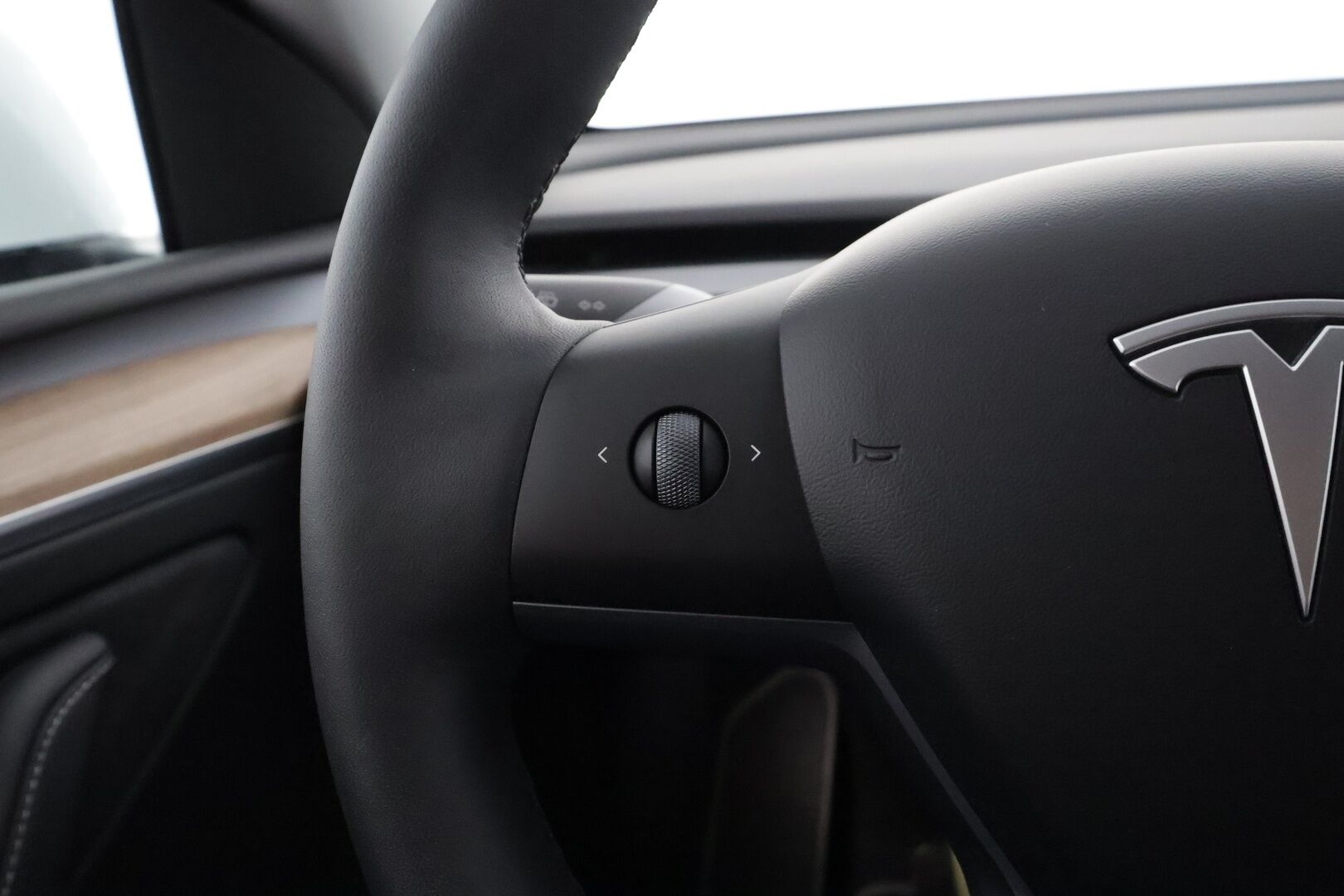 Tesla Model Y 2024 Long Range - | ACC | ILP | Matrix | Ryzen | Lasikatto | Sähkönahat | Muistipenkki | Premium Audio | P.kamera | Autosteer | Lämm. ratti | 2x renkaat aluin | 