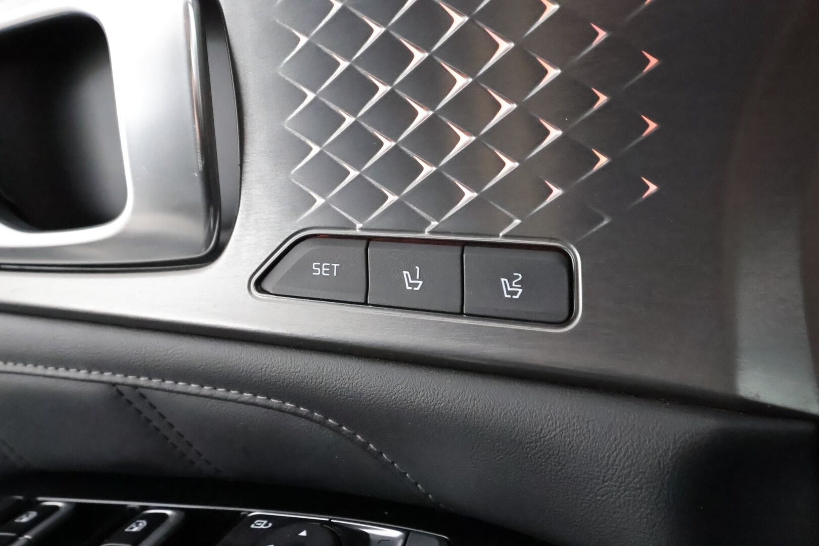 KIA SORENTO 2021 1,6 T-GDI Plug-in Hybrid AWD Business Luxury AT 7P - | ACC | Koukku | HUD | 360° | Ilm. sähkönahat | Panorama | BOSE | Muistipenkki | HDA | BSM | Digimittaristo | Merkkihuollot | ALV | 