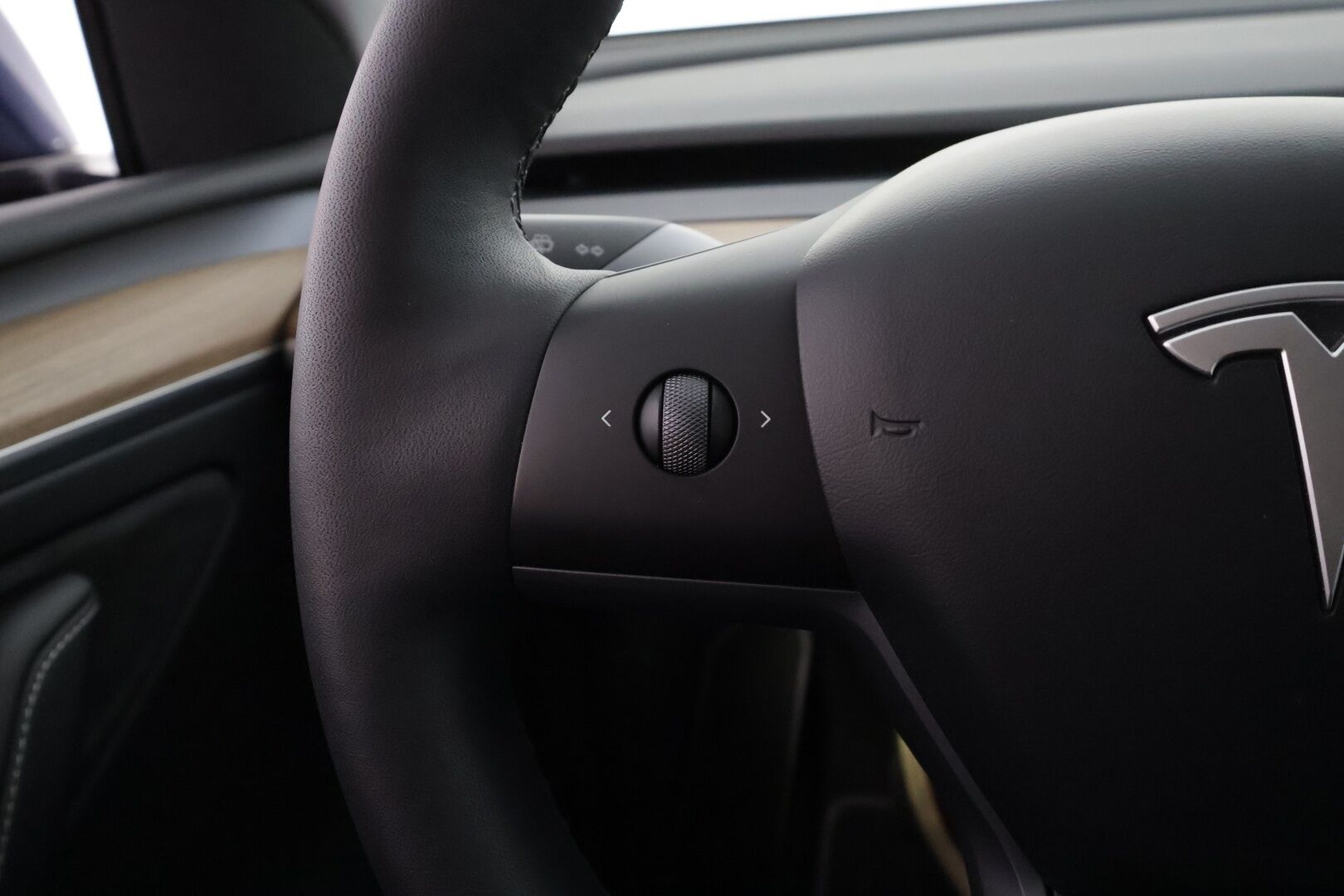 Tesla Model Y 2024 Long Range - | ACC | ILP | Matrix | Ryzen | Premium Audio | Lasikatto | Sähkönahat | Muistipenkki | Autosteer | P.kamera | Lämm. ratti | Keyless | 