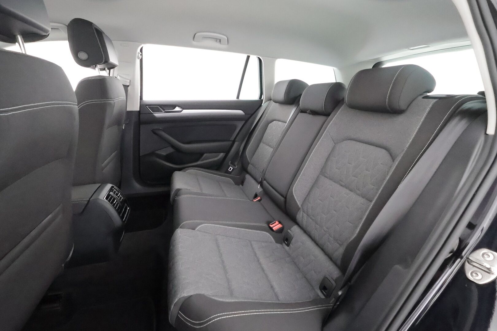 Volkswagen Passat 2023 Variant Comfort Business 1,5 TSI EVO 110 kW DSG-automaatti - | ACC | Koukku | P.Tutkat | Ergocomfort Istuin | Navi | LED | Apple&Android | Merkkihuollettu |