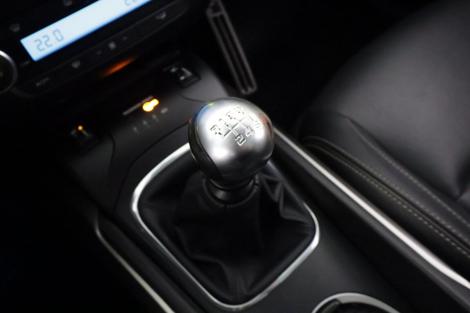 TOYOTA AVENSIS 2016 1,8 Touring Sports Premium - | Koukku | Muistipenkki kuljettajalla | Sähkönahat | Lasikatto | P.kamera | Keyless | Navi | AFS-LED | Lohko+sisälämmitin | Kaistavahti | RSA | 