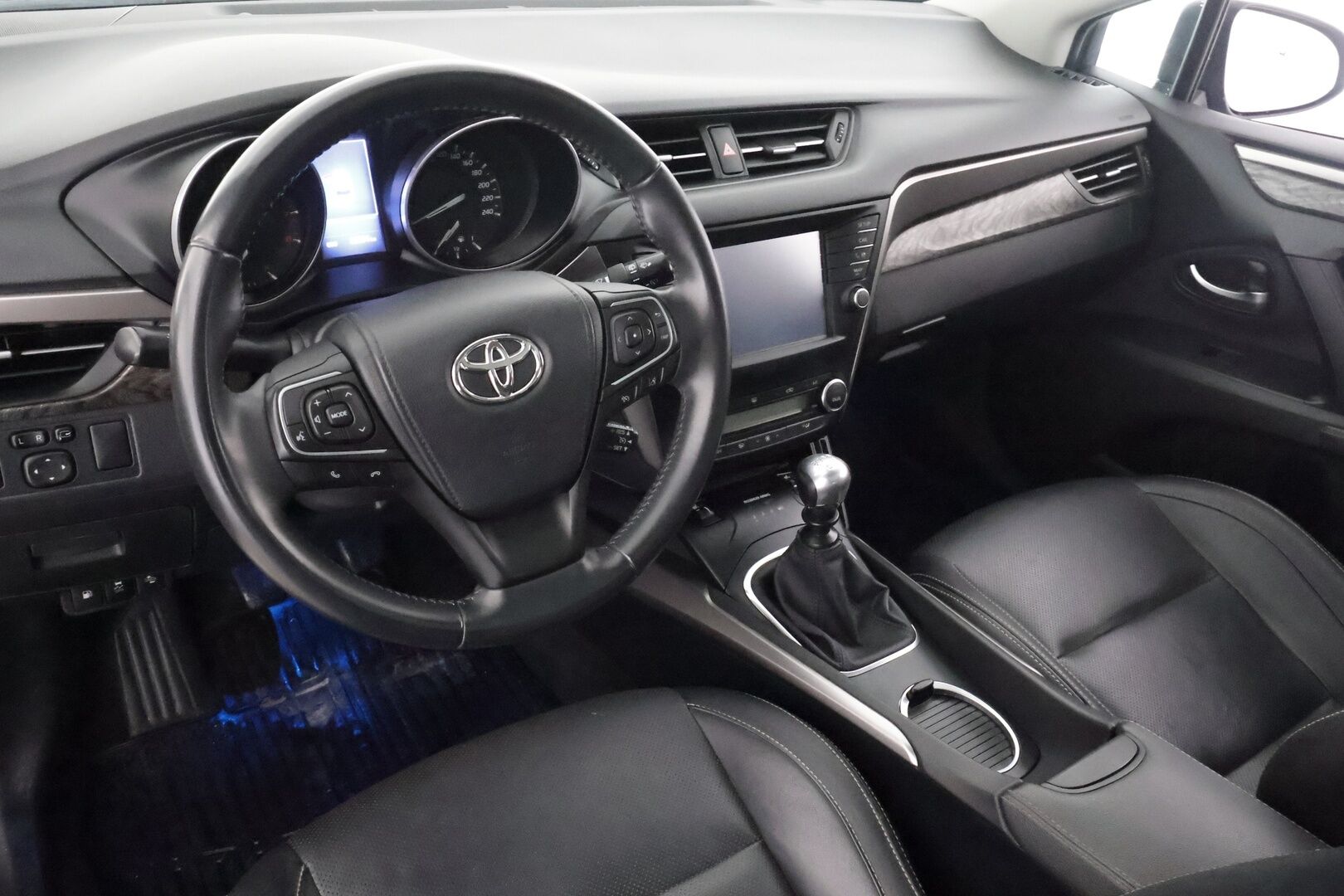 TOYOTA AVENSIS 2016 1,8 Touring Sports Premium - | Koukku | Muistipenkki kuljettajalla | Sähkönahat | Lasikatto | P.kamera | Keyless | Navi | AFS-LED | Lohko+sisälämmitin | Kaistavahti | RSA | 
