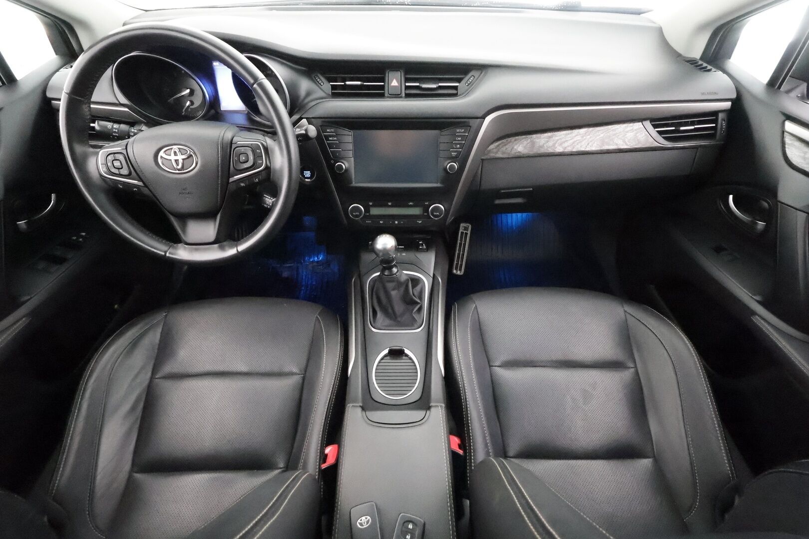 TOYOTA AVENSIS 2016 1,8 Touring Sports Premium - | Koukku | Muistipenkki kuljettajalla | Sähkönahat | Lasikatto | P.kamera | Keyless | Navi | AFS-LED | Lohko+sisälämmitin | Kaistavahti | RSA | 