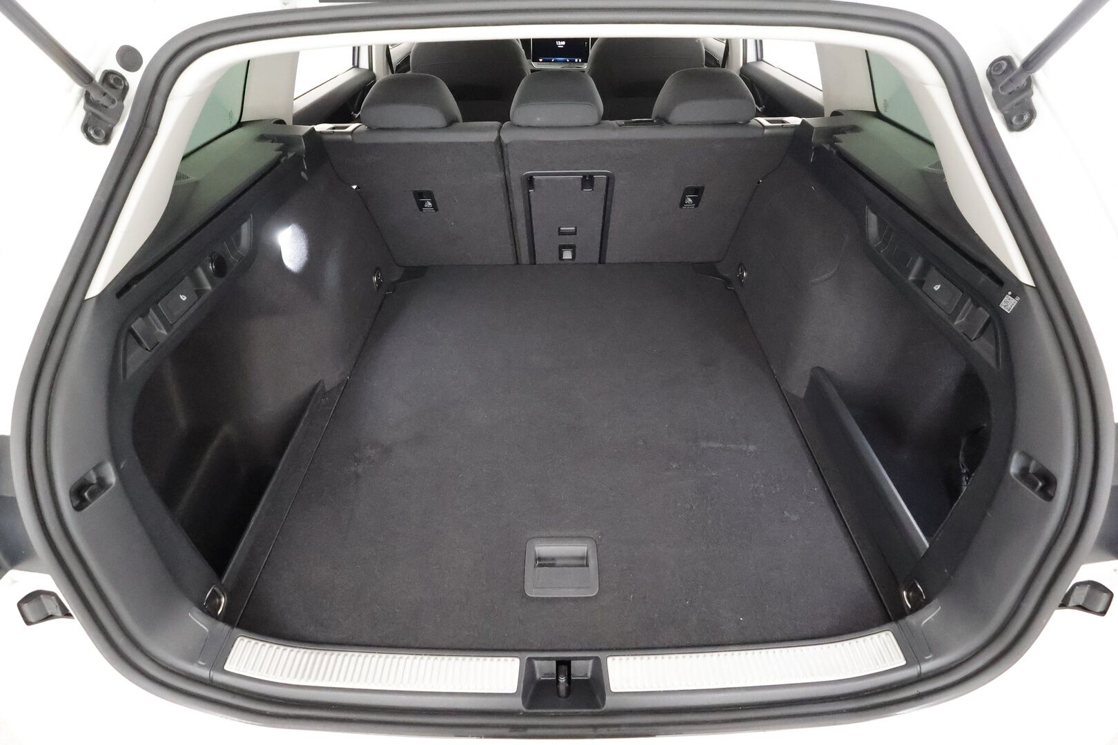 VOLKSWAGEN PASSAT 2025 Variant 1.5 eTSI DSG - | ACC | LED | P.Kamera | Ratinlämmitys | Digimittaristo | Navi |  Apple&Android | Merkkihuollettu |