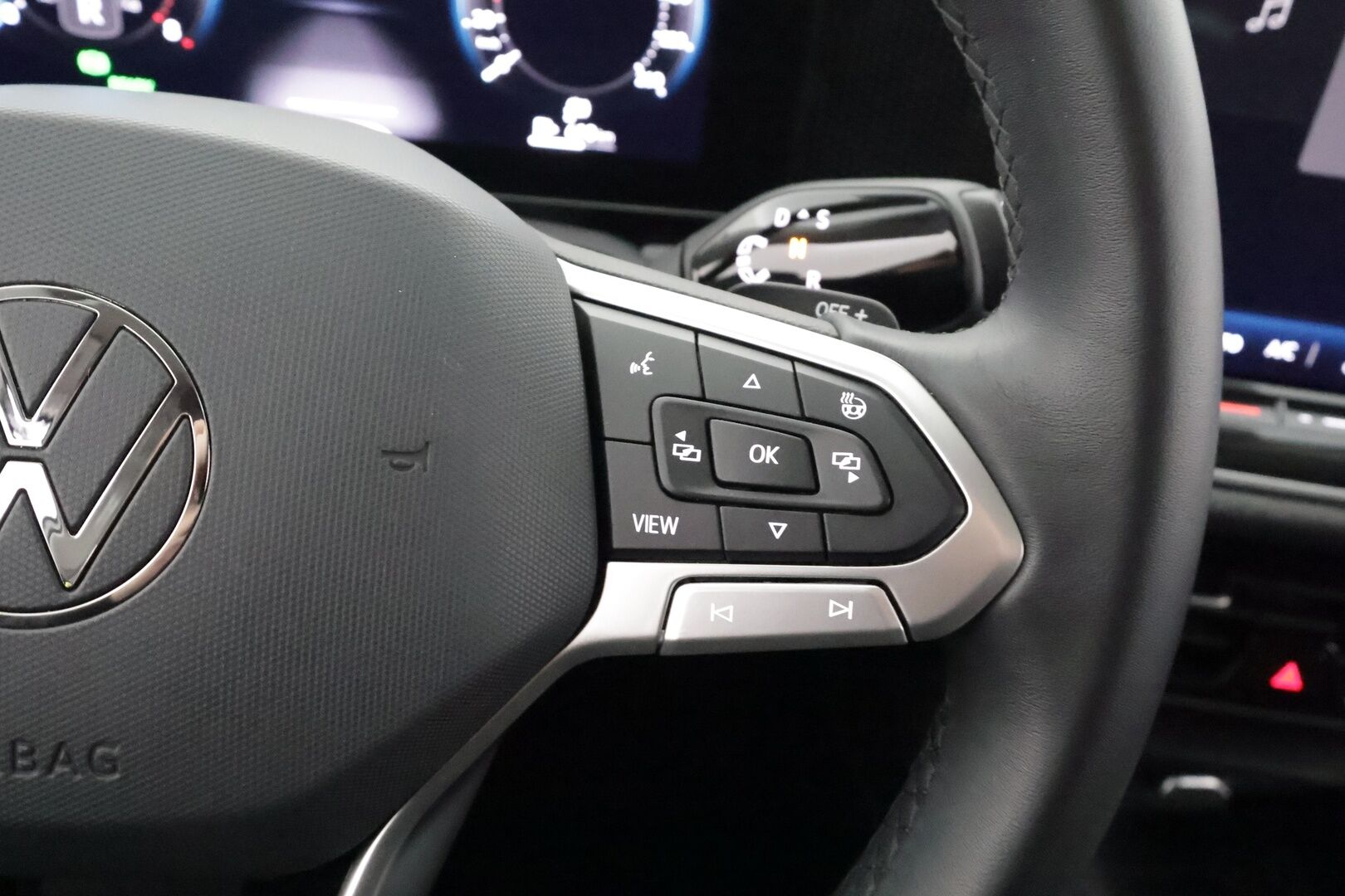 VOLKSWAGEN PASSAT 2025 Variant 1.5 eTSI DSG - | ACC | LED | P.Kamera | Ratinlämmitys | Digimittaristo | Navi |  Apple&Android | Merkkihuollettu |
