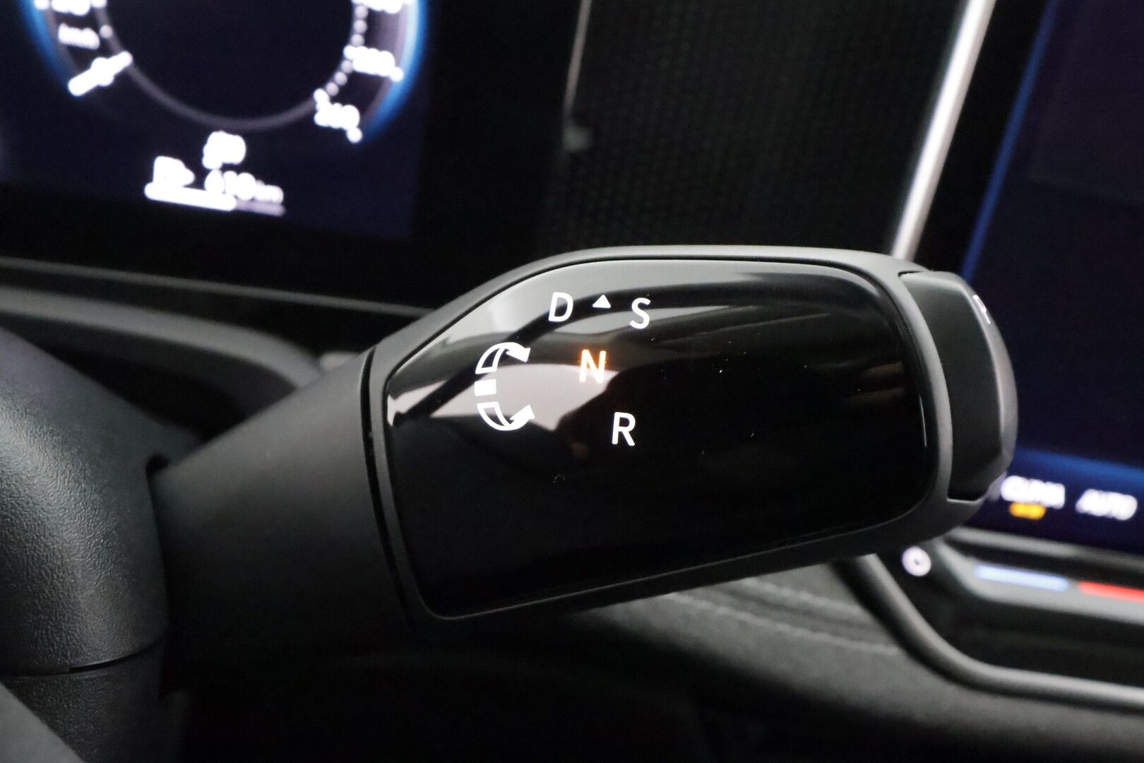 VOLKSWAGEN PASSAT 2025 Variant 1.5 eTSI DSG - | ACC | LED | P.Kamera | Ratinlämmitys | Digimittaristo | Navi |  Apple&Android | Merkkihuollettu |