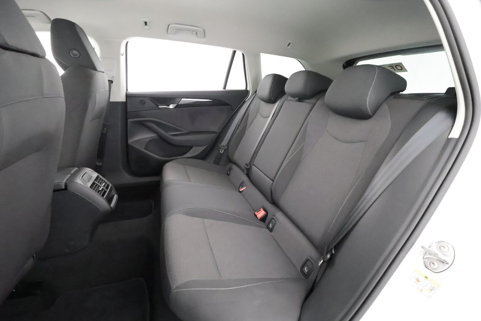 VOLKSWAGEN PASSAT 2025 Variant 1.5 eTSI DSG - | ACC | LED | P.Kamera | Ratinlämmitys | Digimittaristo | Navi |  Apple&Android | Merkkihuollettu |