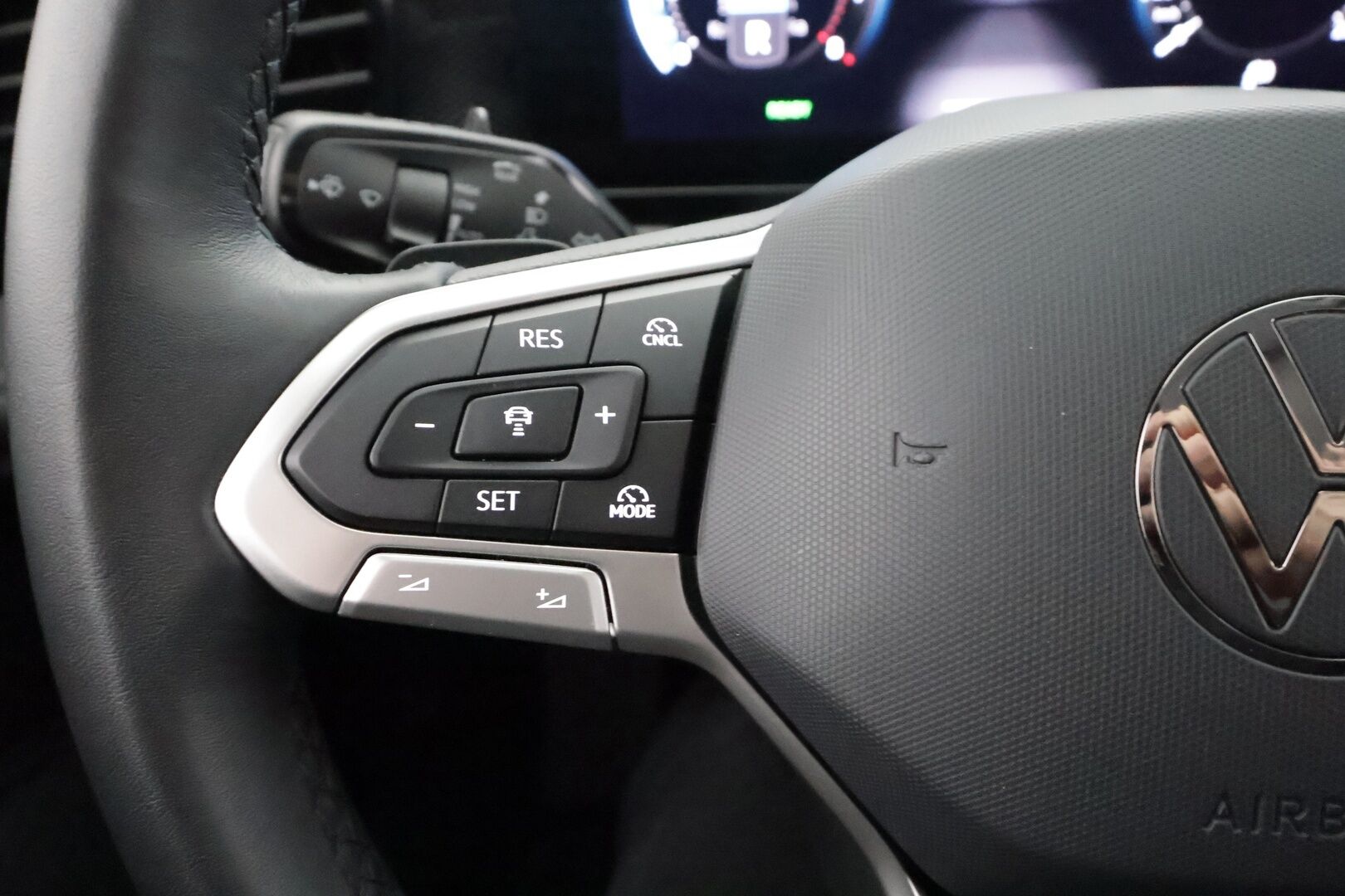 VOLKSWAGEN PASSAT 2025 Variant 1.5 eTSI DSG - | ACC | LED | P.Kamera | Ratinlämmitys | Digimittaristo | Navi |  Apple&Android | Merkkihuollettu |
