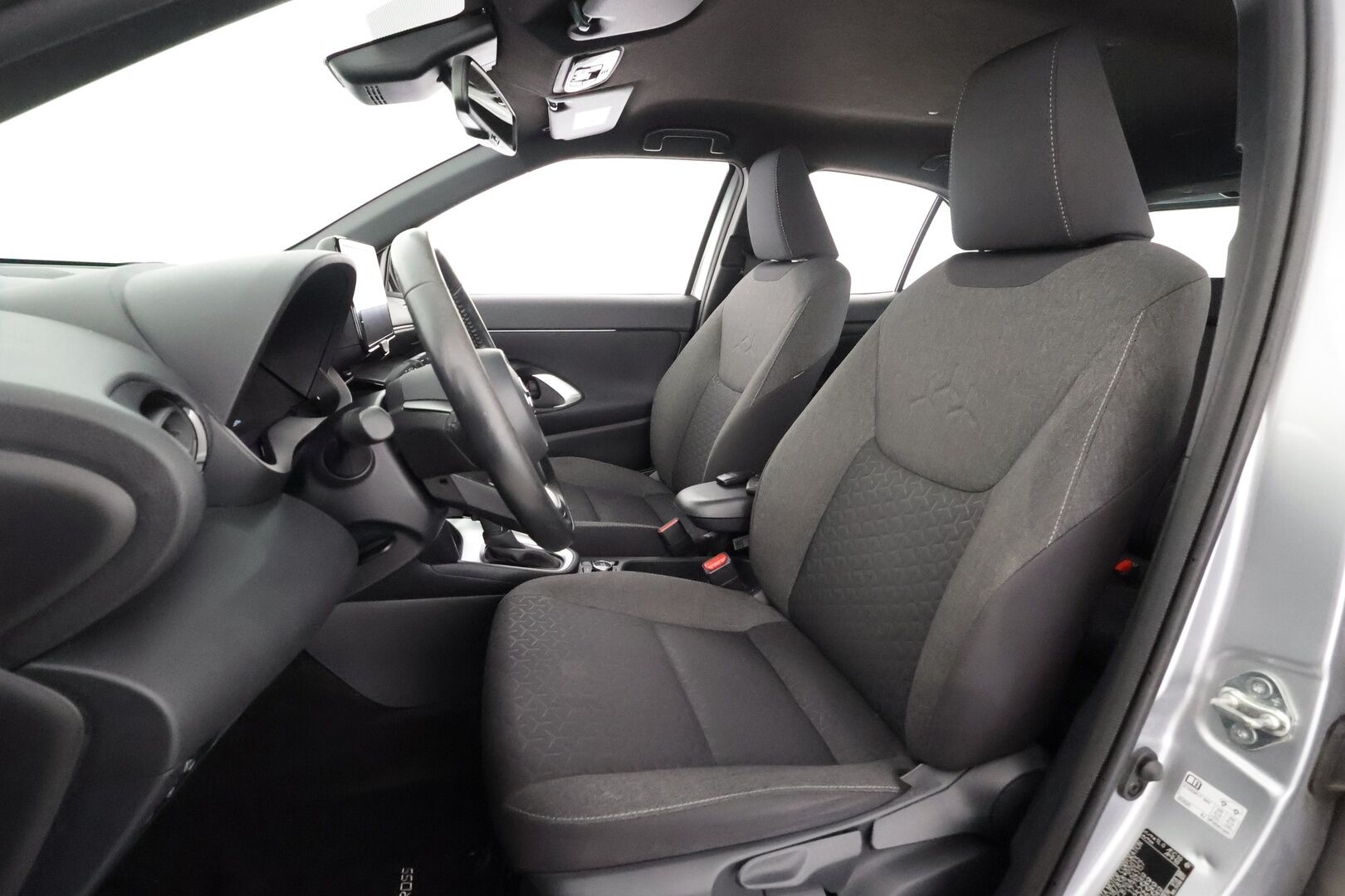 TOYOTA YARIS CROSS 2023 1.5 Hybrid Intense AWD - | ACC | LED | LTA | RSA | Navi | Keyless | Lämm. ratti | P.kamera ja tutkat | Apple & Android | Lohko+sisälämmitin | 2x renkaat aluin | 