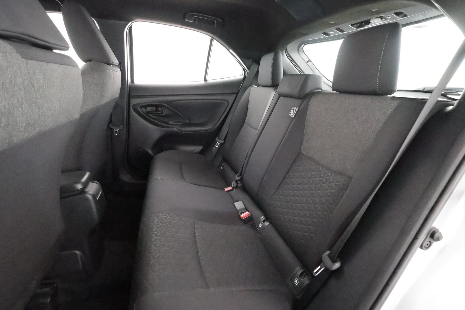 TOYOTA YARIS CROSS 2023 1.5 Hybrid Intense AWD - | ACC | LED | LTA | RSA | Navi | Keyless | Lämm. ratti | P.kamera ja tutkat | Apple & Android | Lohko+sisälämmitin | 2x renkaat aluin | 