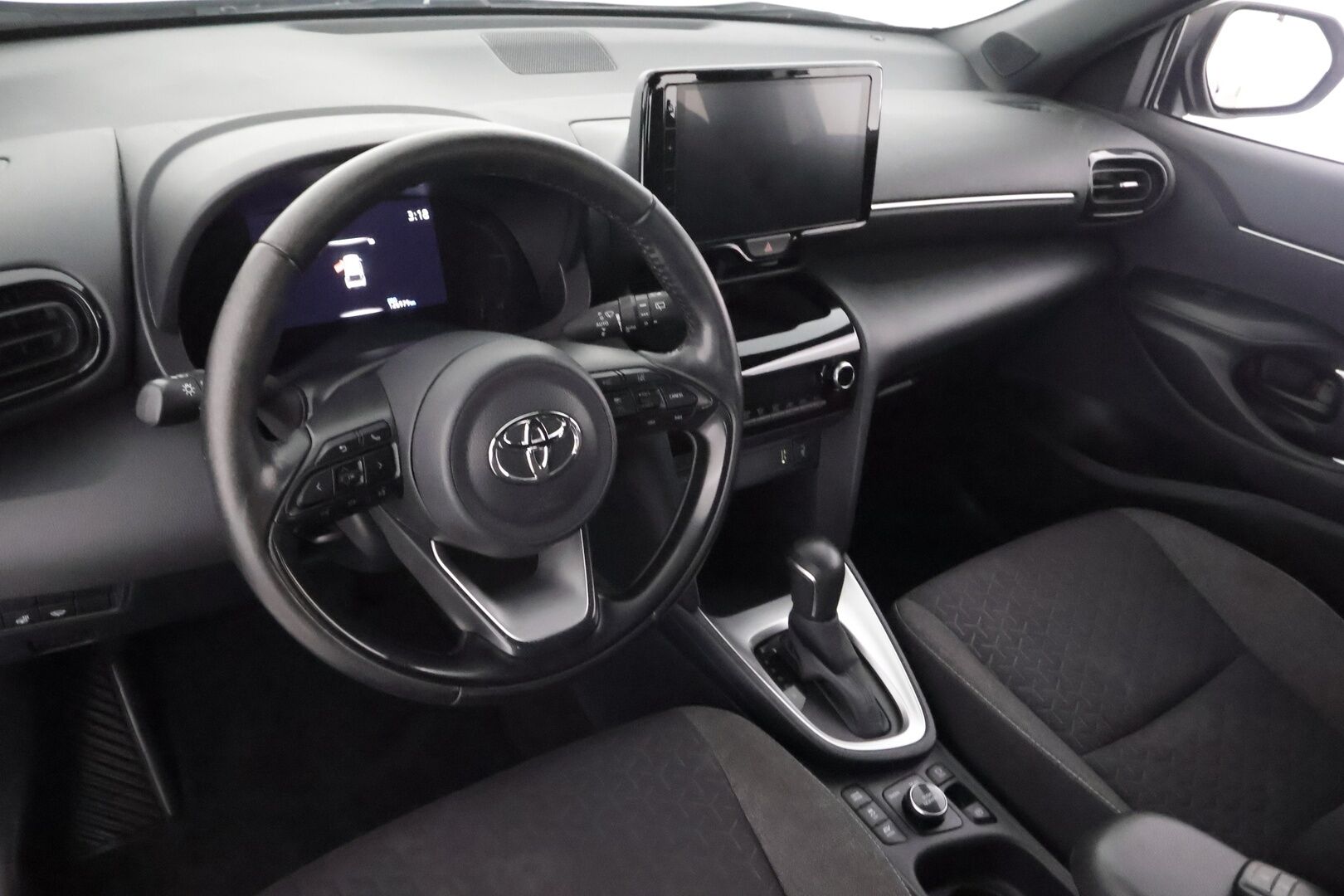 TOYOTA YARIS CROSS 2023 1.5 Hybrid Intense AWD - | ACC | LED | LTA | RSA | Navi | Keyless | Lämm. ratti | P.kamera ja tutkat | Apple & Android | Lohko+sisälämmitin | 2x renkaat aluin | 