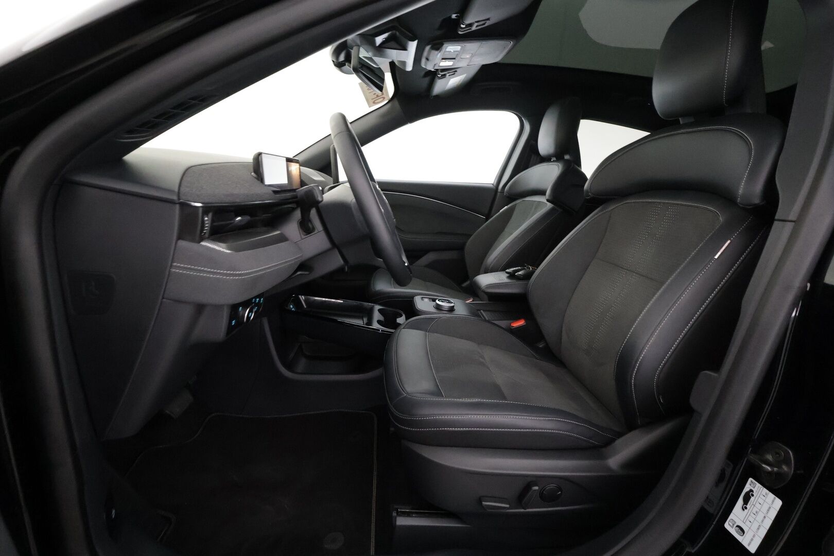 FORD MUSTANG MACH-E 2024 98kWh 487hv AWD GT 5-ovinen - | ACC | B&O | Lasikatto | Muistipenkki | Nahka-alcantara | 360° | Matrix | Ambient light | Lämm. ratti | Lane Assist | BLIS | RCTA | Keyless | 
