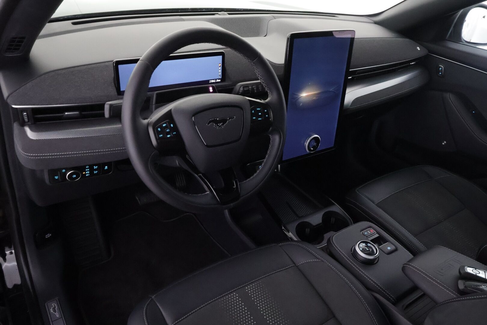 FORD MUSTANG MACH-E 2024 98kWh 487hv AWD GT 5-ovinen - | ACC | B&O | Lasikatto | Muistipenkki | Nahka-alcantara | 360° | Matrix | Ambient light | Lämm. ratti | Lane Assist | BLIS | RCTA | Keyless | 