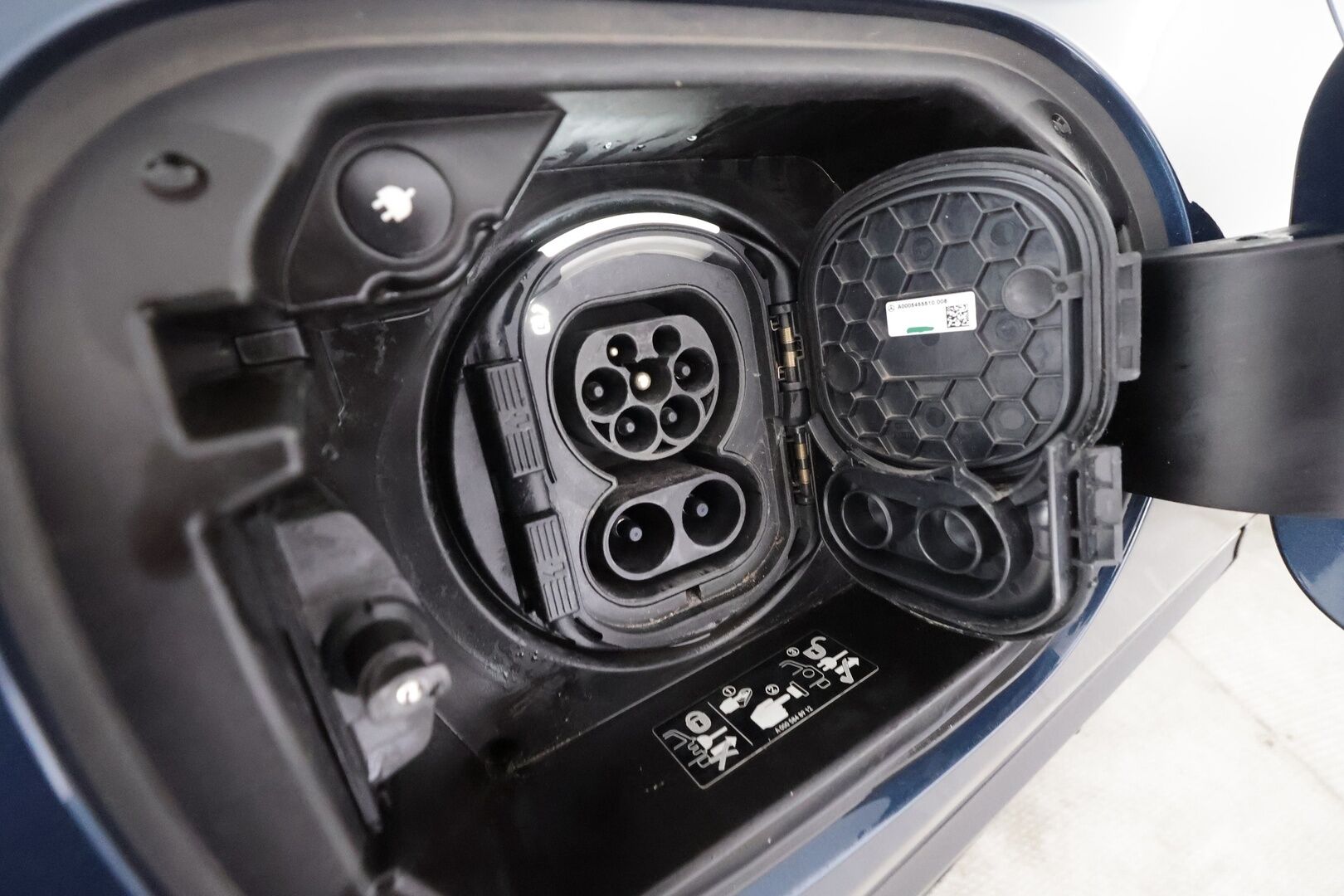 MERCEDES-BENZ EQB 2023 300 4MATIC Business - | DTR+ | ILP | Sähkönahat muistilla | Panorama | Widescreen | Ambient light | Keyless | P.kamera | Active Lane Assist | Navi | 2x renkaat aluin | ALV |