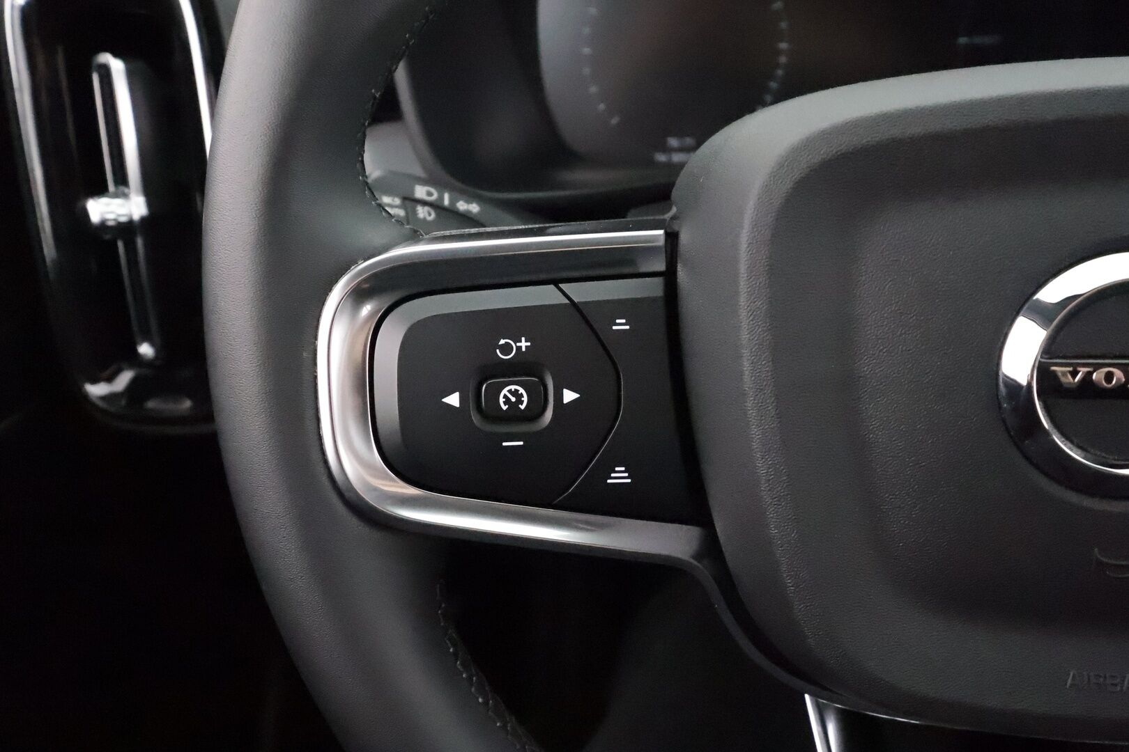 Volvo XC40 2024 T4 TwE Plus Dark aut - | ACC | Harman/Kardon | Muistipenkki | Sporttipenkit sähköllä | P.kamera | Pilot Assist | Keyless | Lämm. ratti | Merkkihuollot | 2x renkaat aluin | 