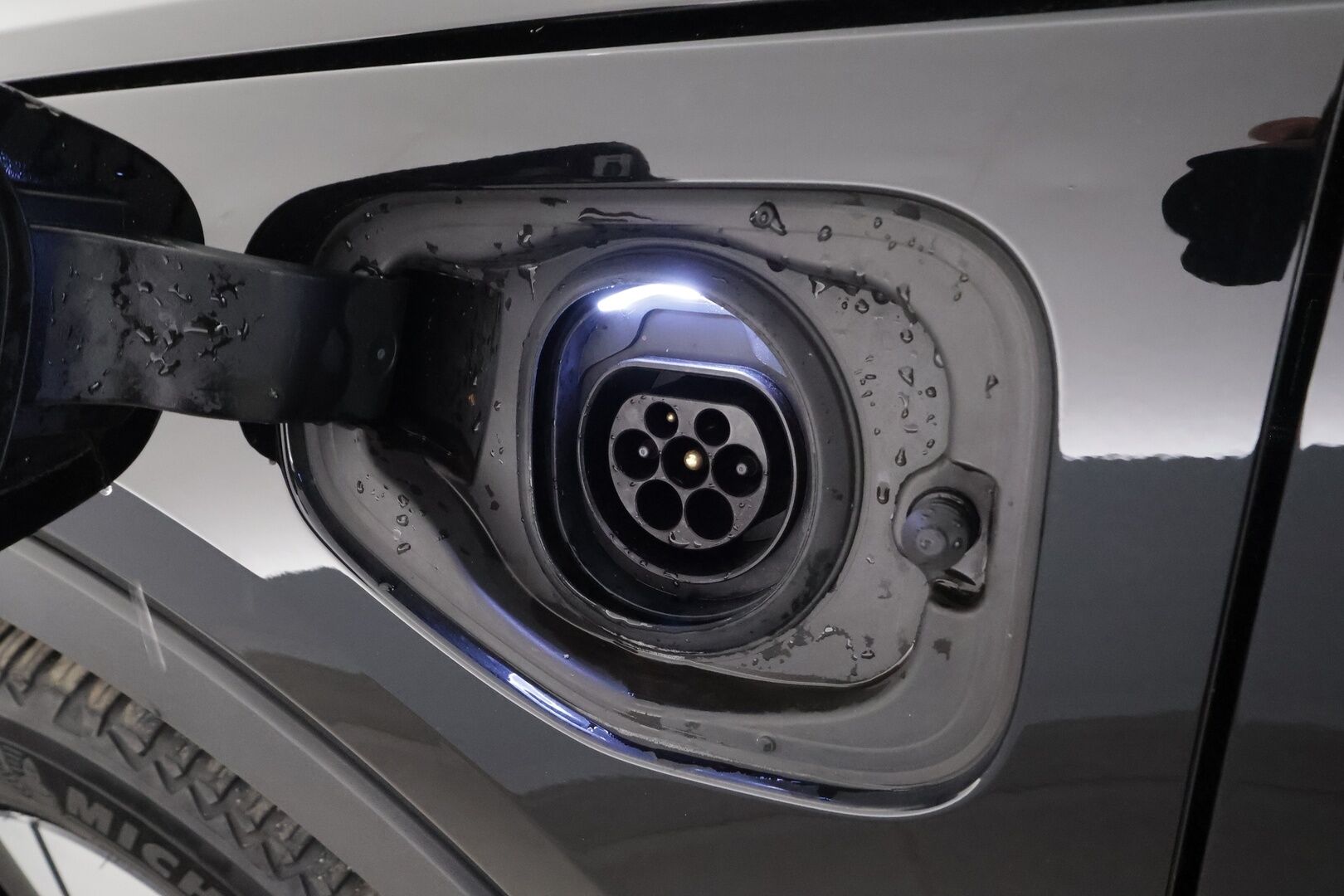 Volvo XC40 2024 T4 TwE Plus Dark aut - | ACC | Harman/Kardon | Muistipenkki | Sporttipenkit sähköllä | P.kamera | Pilot Assist | Keyless | Lämm. ratti | Merkkihuollot | 2x renkaat aluin | 