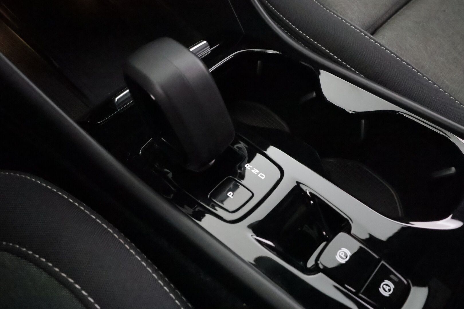 Volvo XC40 2024 T4 TwE Plus Dark aut - | ACC | Harman/Kardon | Muistipenkki | Sporttipenkit sähköllä | P.kamera | Pilot Assist | Keyless | Lämm. ratti | Merkkihuollot | 2x renkaat aluin | 
