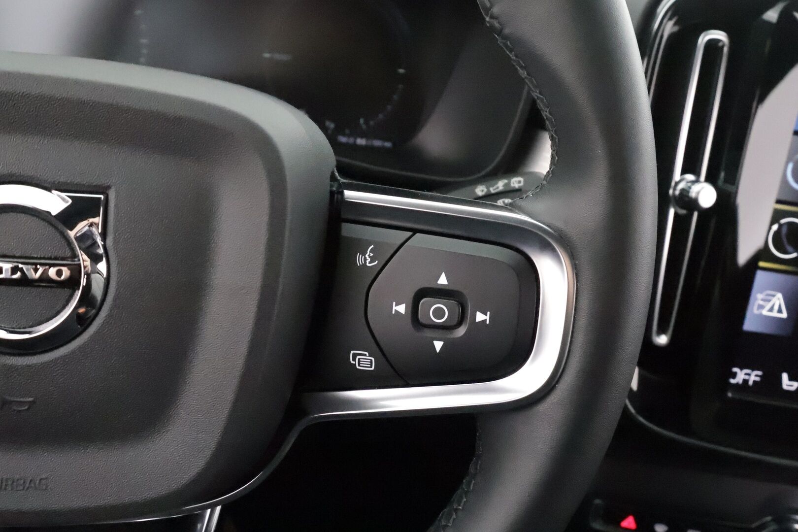Volvo XC40 2024 T4 TwE Plus Dark aut - | ACC | Harman/Kardon | Muistipenkki | Sporttipenkit sähköllä | P.kamera | Pilot Assist | Keyless | Lämm. ratti | Merkkihuollot | 2x renkaat aluin | 