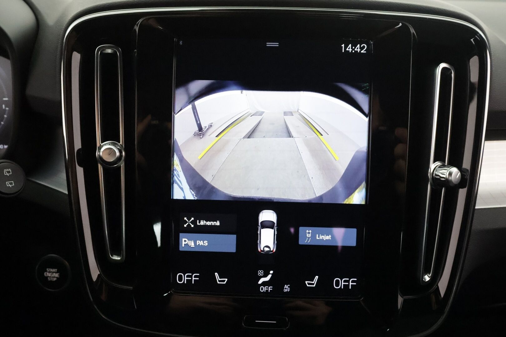 Volvo XC40 2024 T4 TwE Plus Dark aut - | ACC | Harman/Kardon | Muistipenkki | Sporttipenkit sähköllä | P.kamera | Pilot Assist | Keyless | Lämm. ratti | Merkkihuollot | 2x renkaat aluin | 