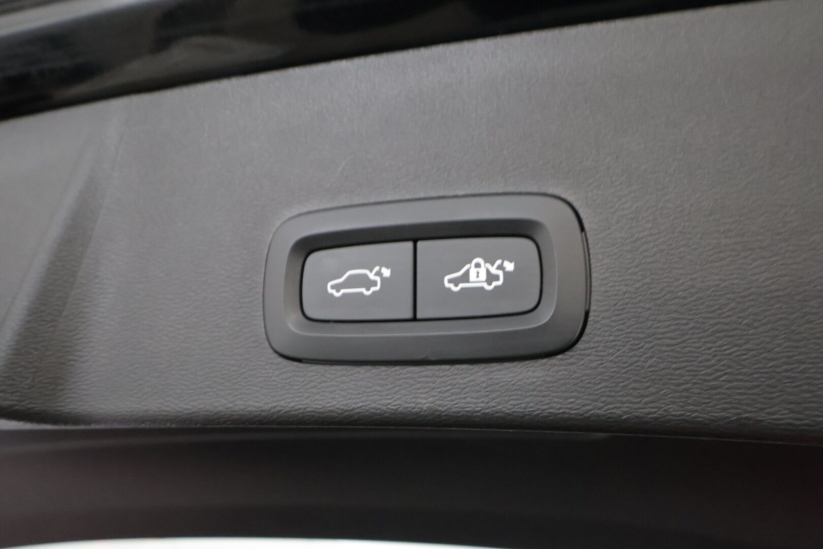 Volvo XC40 2024 T4 TwE Plus Dark aut - | ACC | Harman/Kardon | Muistipenkki | Sporttipenkit sähköllä | P.kamera | Pilot Assist | Keyless | Lämm. ratti | Merkkihuollot | 2x renkaat aluin | 