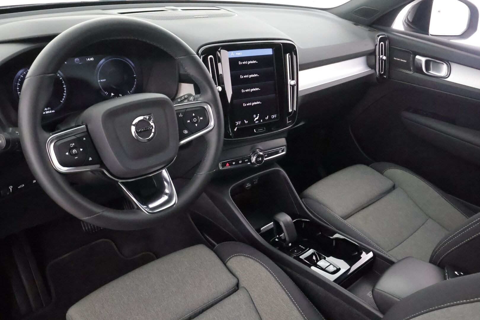 Volvo XC40 2024 T4 TwE Plus Dark aut - | ACC | Harman/Kardon | Muistipenkki | Sporttipenkit sähköllä | P.kamera | Pilot Assist | Keyless | Lämm. ratti | Merkkihuollot | 2x renkaat aluin | 