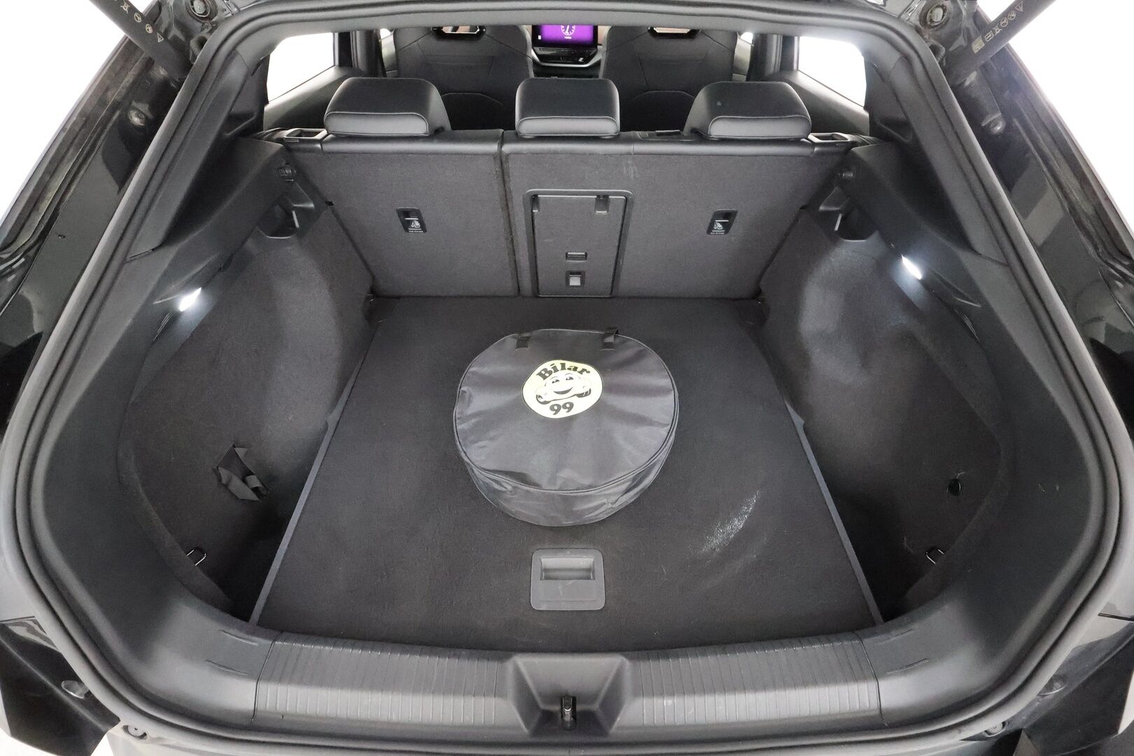 Volkswagen ID.5 2022 Pro Performance 150 kW, akku 77 kWh - | ACC | ILP | Koukku | Matrix-LED | Lasikatto | 360-Kamera | Hierovat ergoactive Sporttipenkit | HUD | Keyless | Apple&Android | Merkkihuollettu | Kahdet Renkaat |