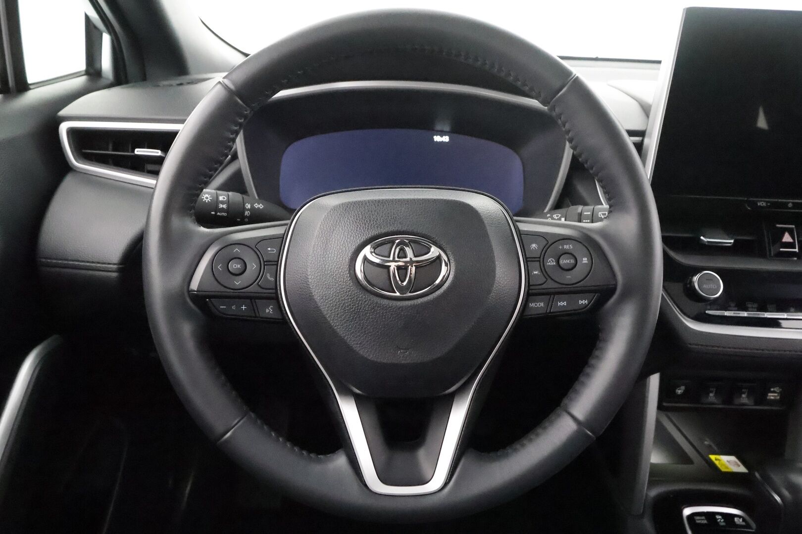 TOYOTA COROLLA CROSS 2023 2.0 Hybrid AWD-i Active - | ACC | Lasikatto | LED | P.Kamera | Kaistavahti | Katveavustin | Navi | Keyless | Digimittaristo | PDA | Merkkihuollot |