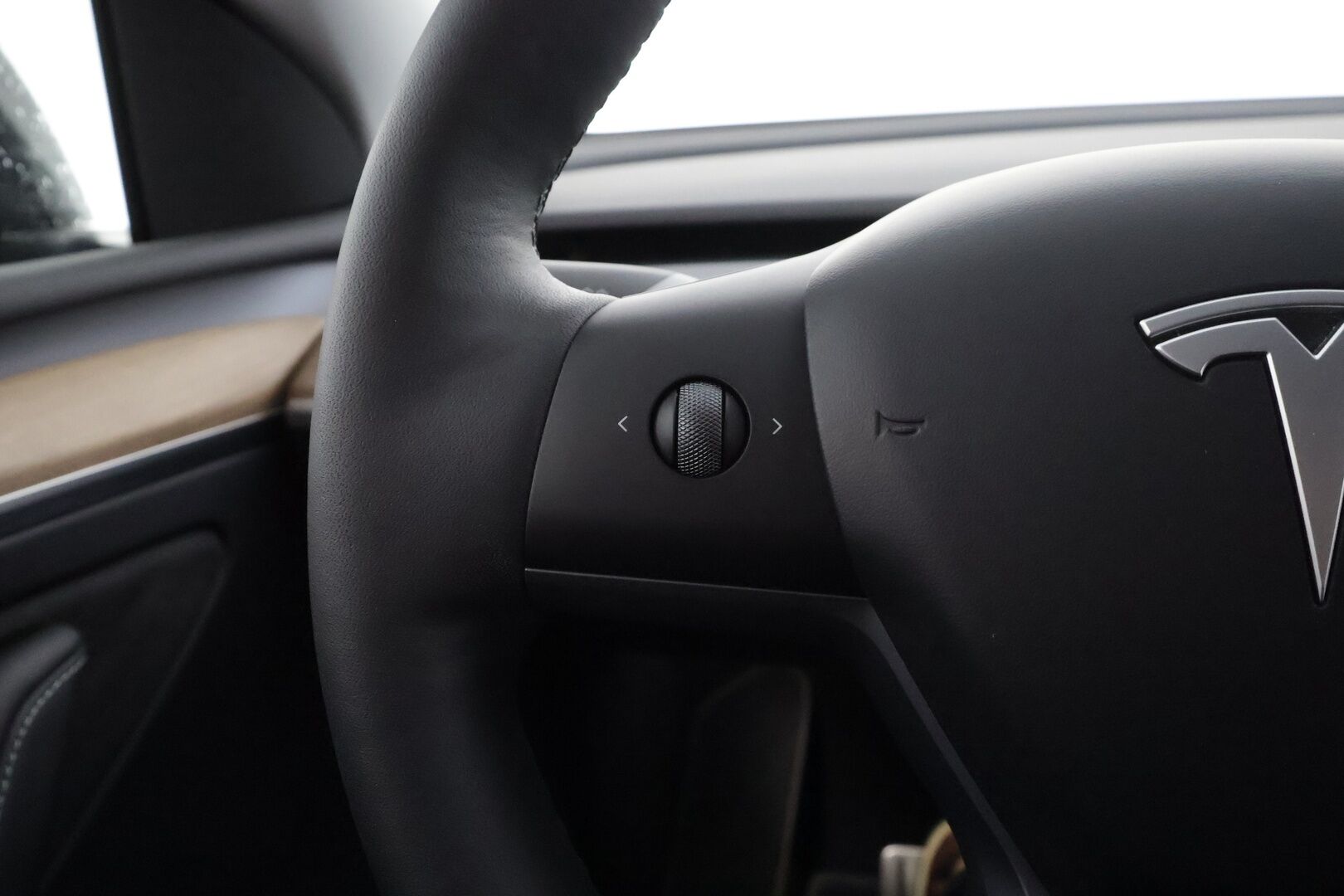TESLA MODEL Y 2023 Performance - | Koukku | ILP | ACC | Matrix-LED | Lasikatto | P.Kamera | Muistipenkki | Premium Audio | Navi | Kaistavahti | Keyless |